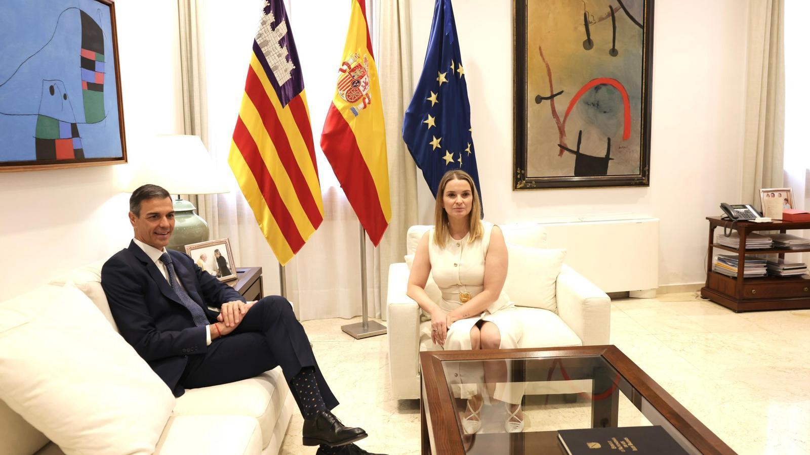 Pedro Sánchez y Marga Prohens en el Consulado de Mar.