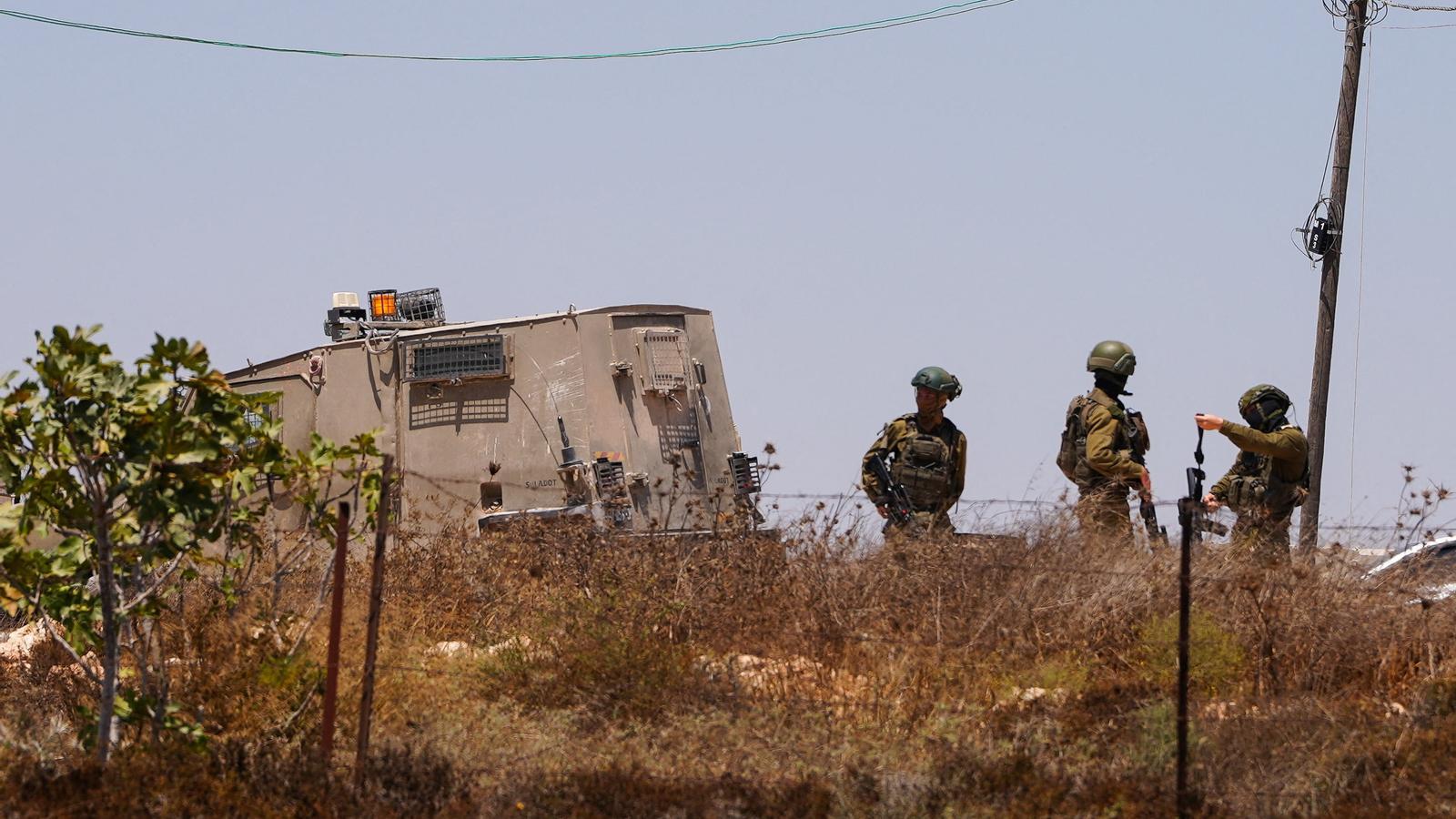 El ejército israelí cerca una casa palestina que había sido asediada por colonos israelíes en el pueblo de Qusra, Cisjordania.