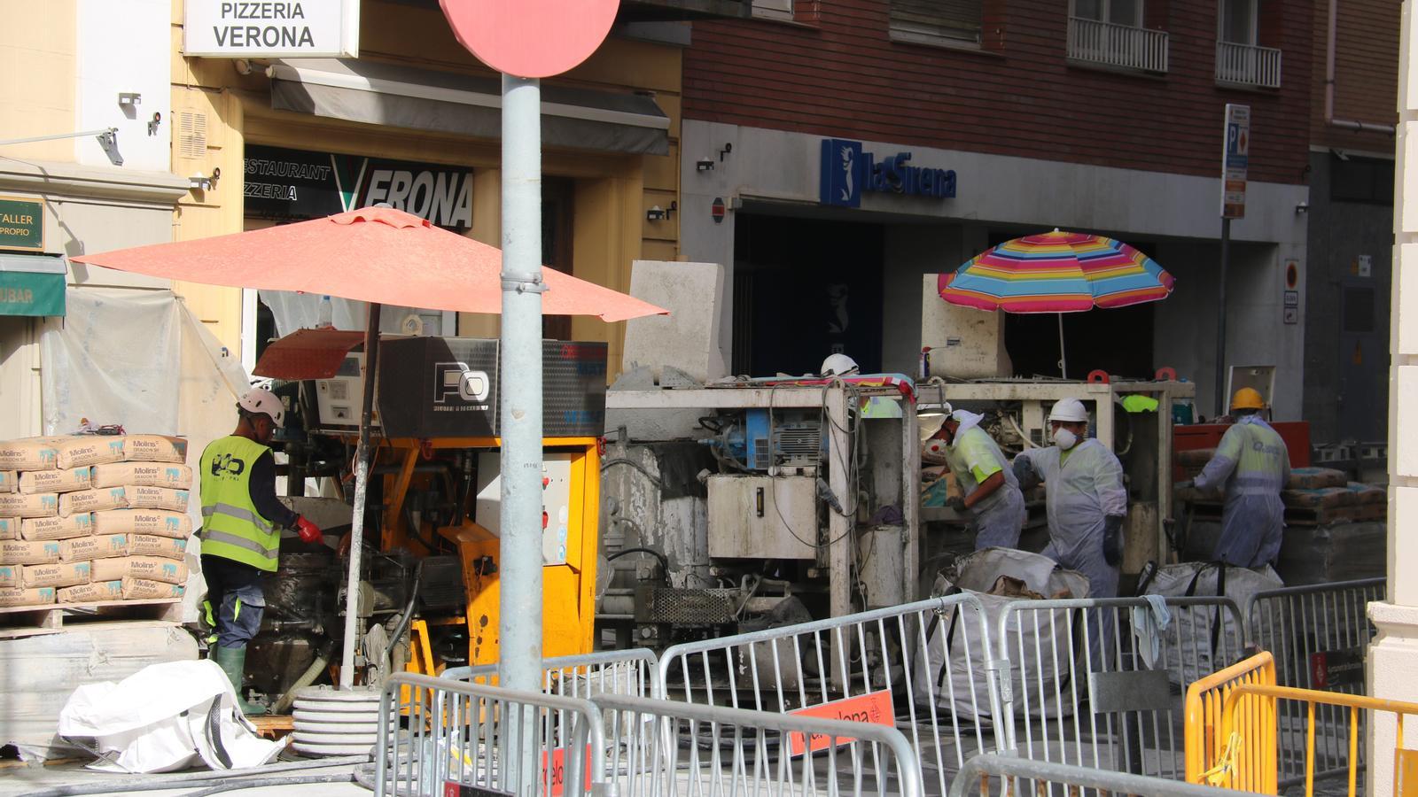 Obreros trabajando en las tareas de reparación del socavón en El Putxet