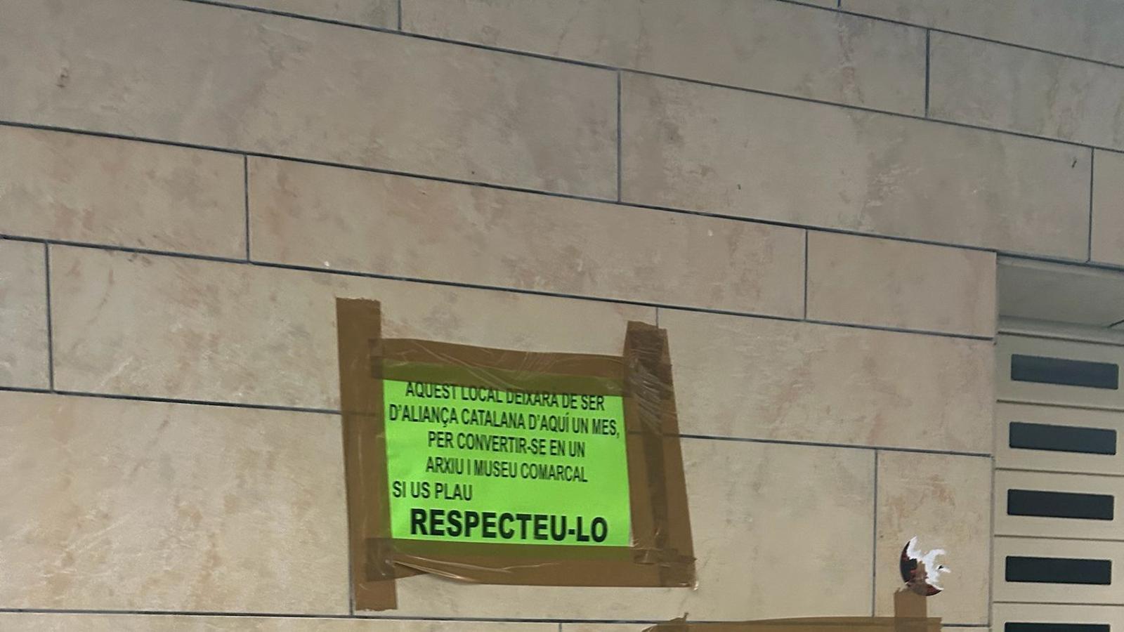 Carteles donde se advierte que el local dejará de ser la sede de Alianza Catalana en Berga