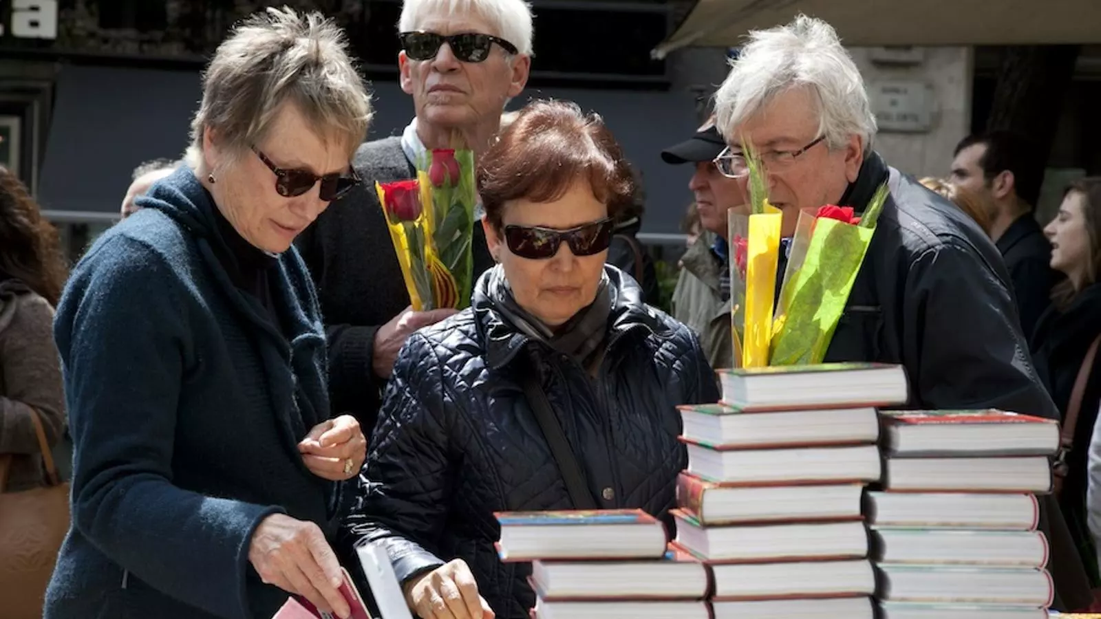 Lectors triant llibres aquest Sant Jordi a Barcelona / CRISTINA CALDERER