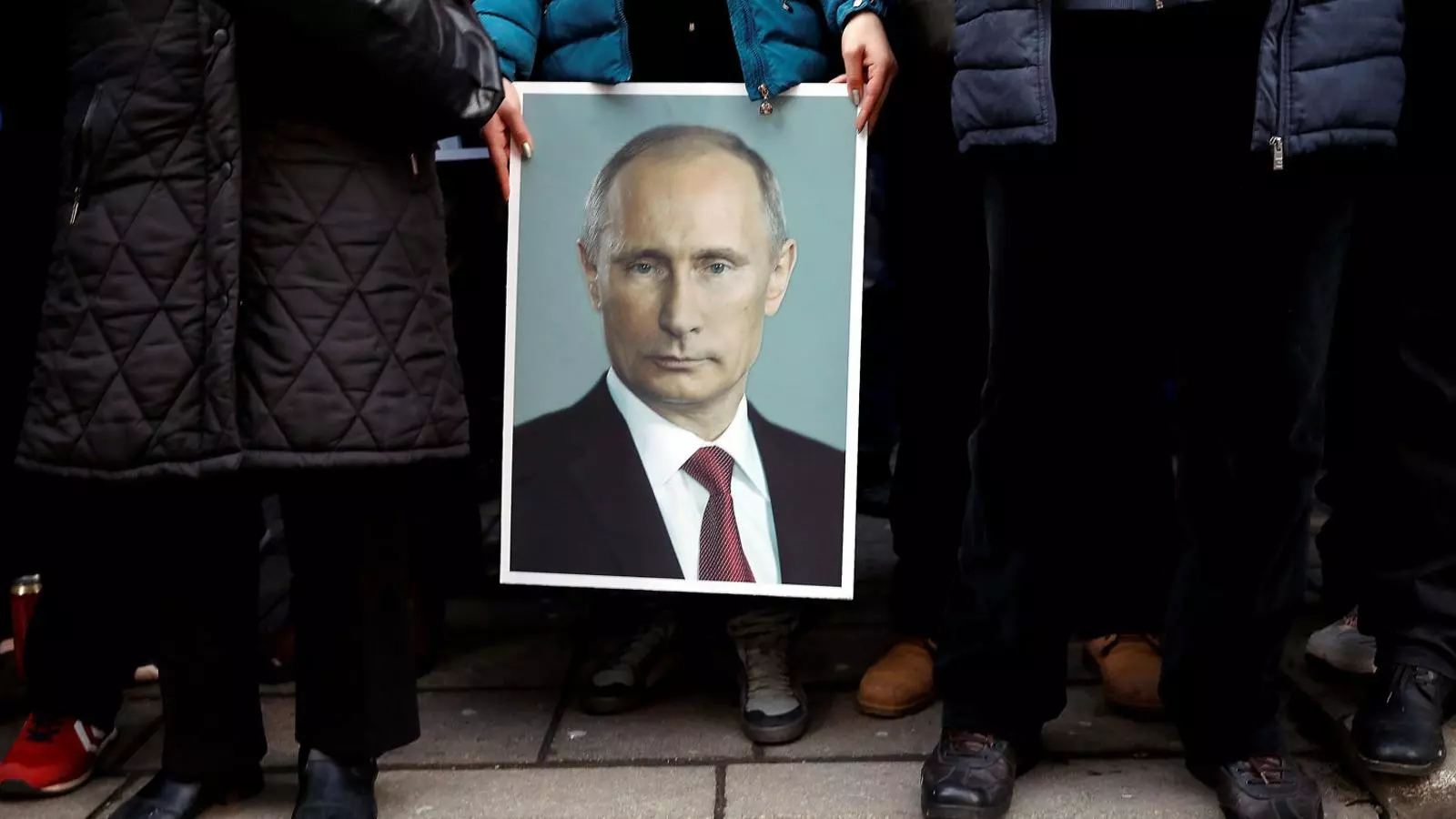 Un partidari del president rus, Vladímir Putin, porta una foto seva a Belgrad.
