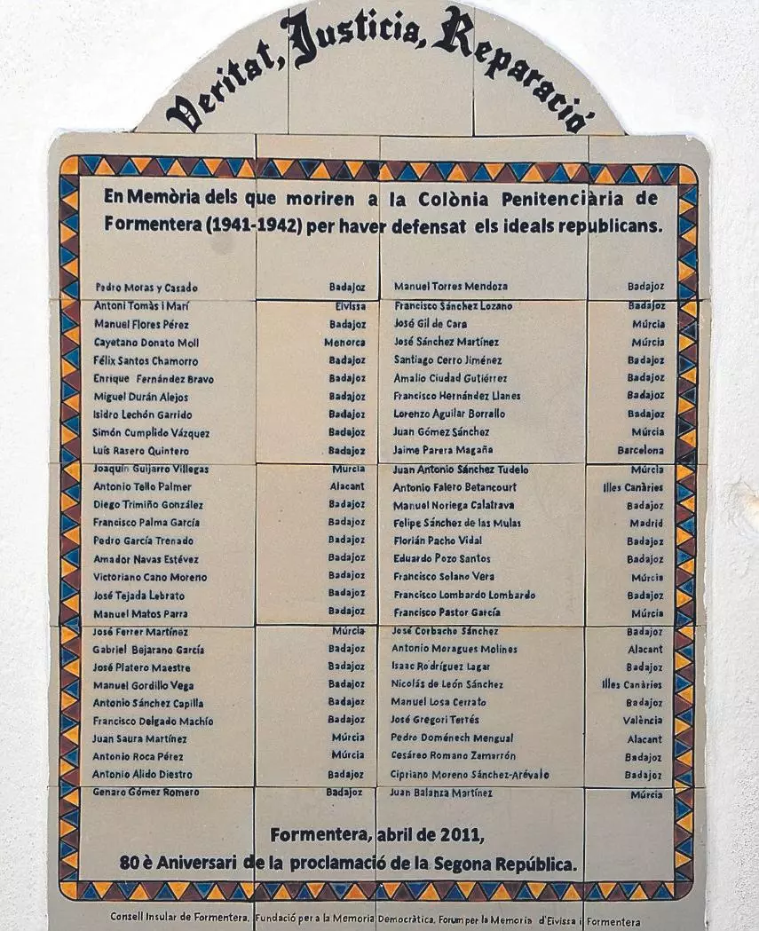 Mosaic de rajoles en homenatge a les 58 víctimes mortals del penal de Formentera que va posar el Fòrum per la memòria d’Eivissa i Formentera al cementeri Nou de Sant Francesc.