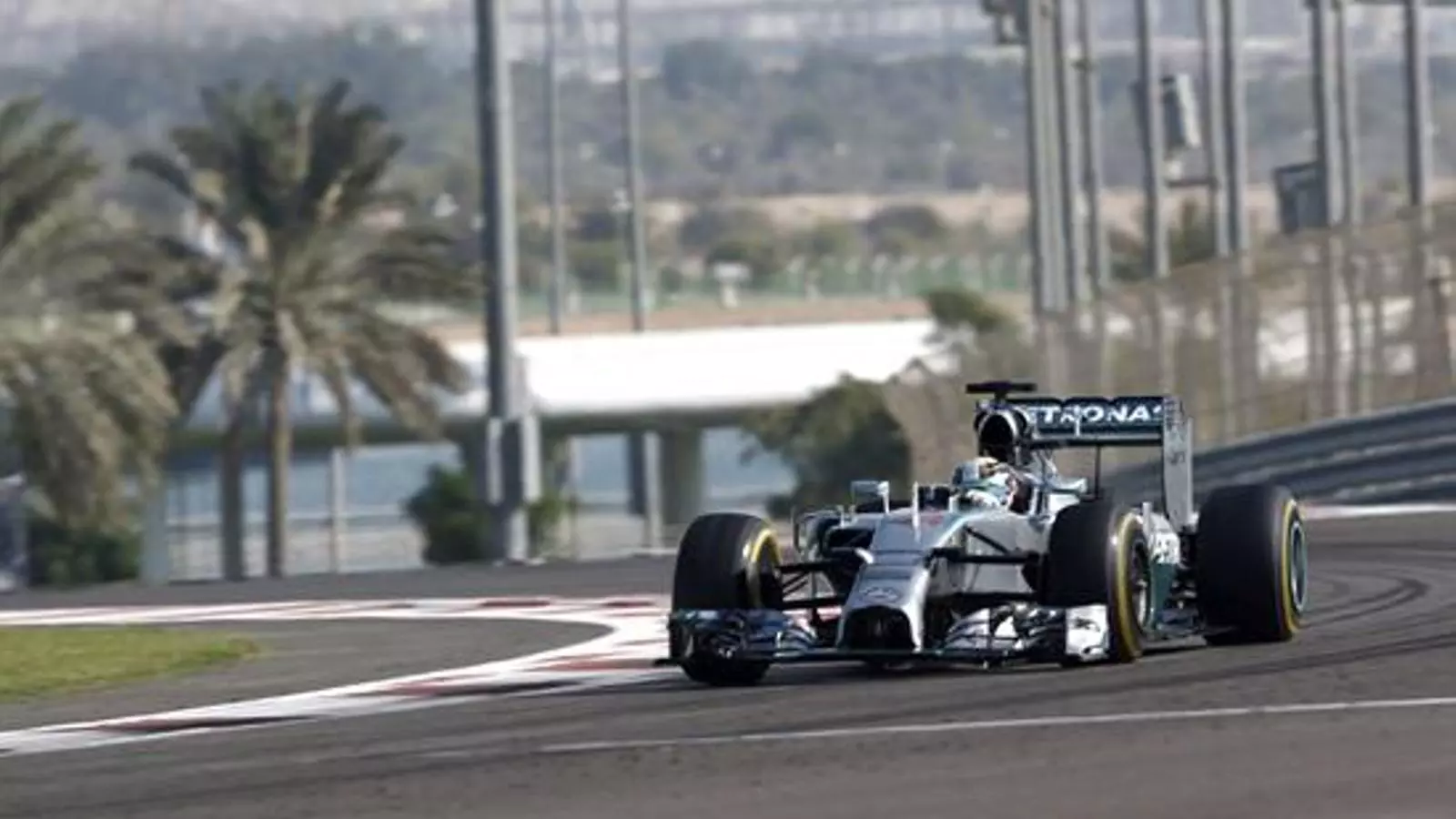 Hamilton, rodant a Abu Dhabi
