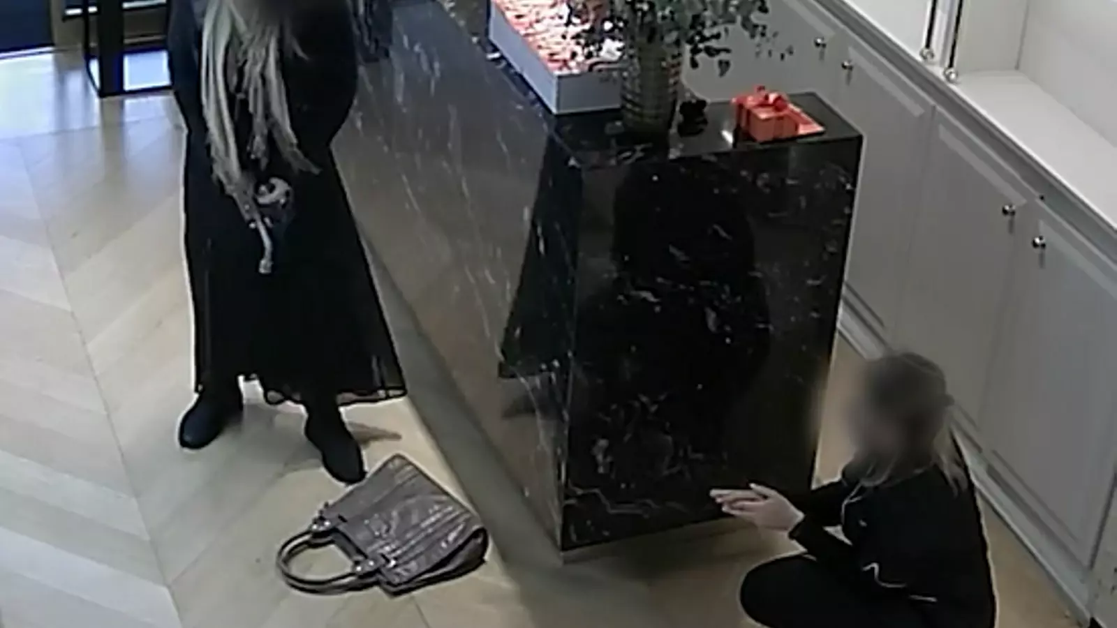 L'atracador disfrazado de mujer de edad avanzada dentro de la joyería