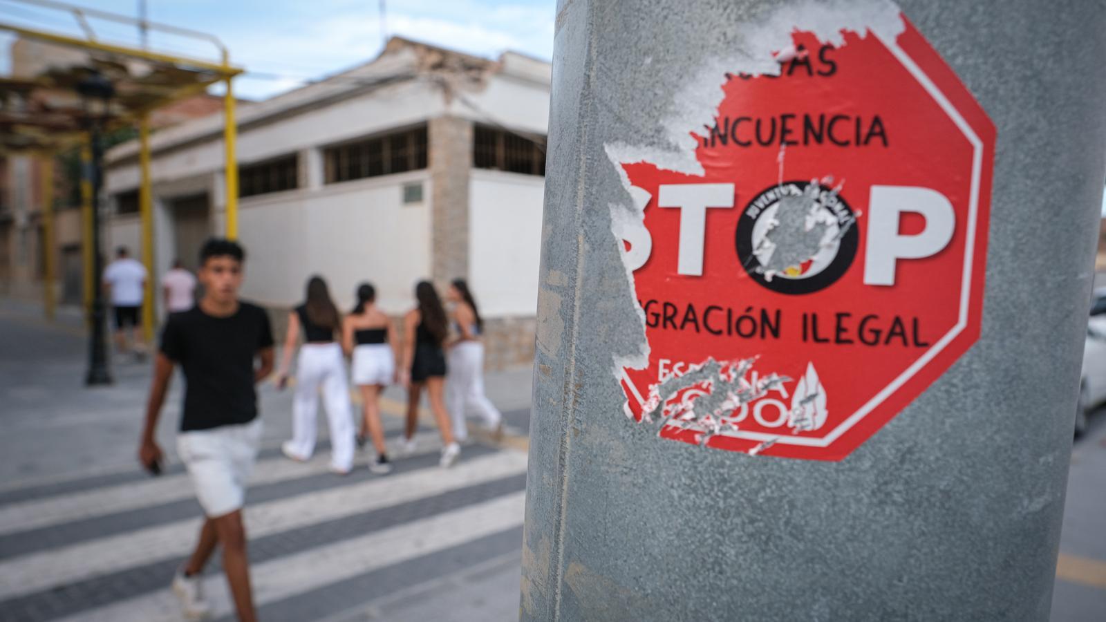 A calm atmosphere this Saturday in Torre Pacheco, still with signs and graffiti calling for anti-immigration demonstrations.