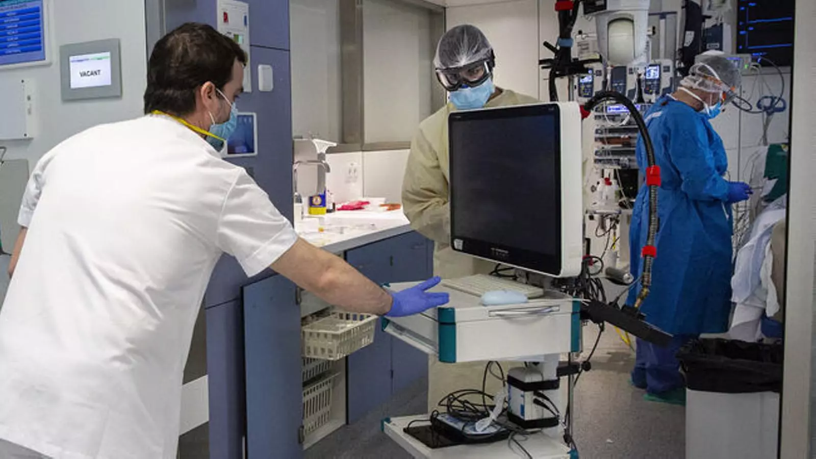 Els hospitals temen una allau de pacients a l’UCI la setmana que ve. A la imatge, un pacient crític a l'UCI de l’Hospital Clínic.