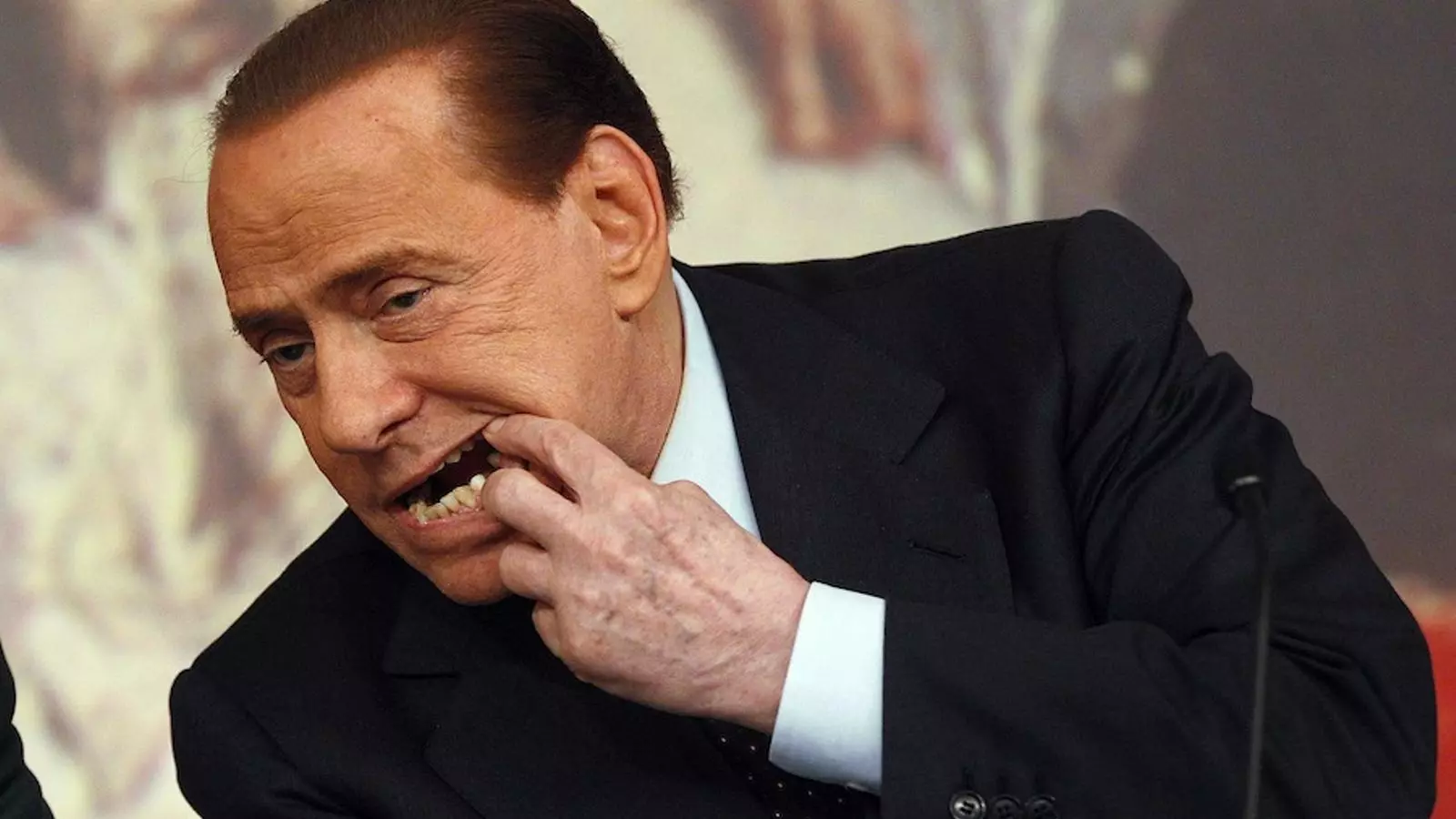 Berlusconi ensenya les dents durant una conferència al Palau Chigi de Roma / REUTERS