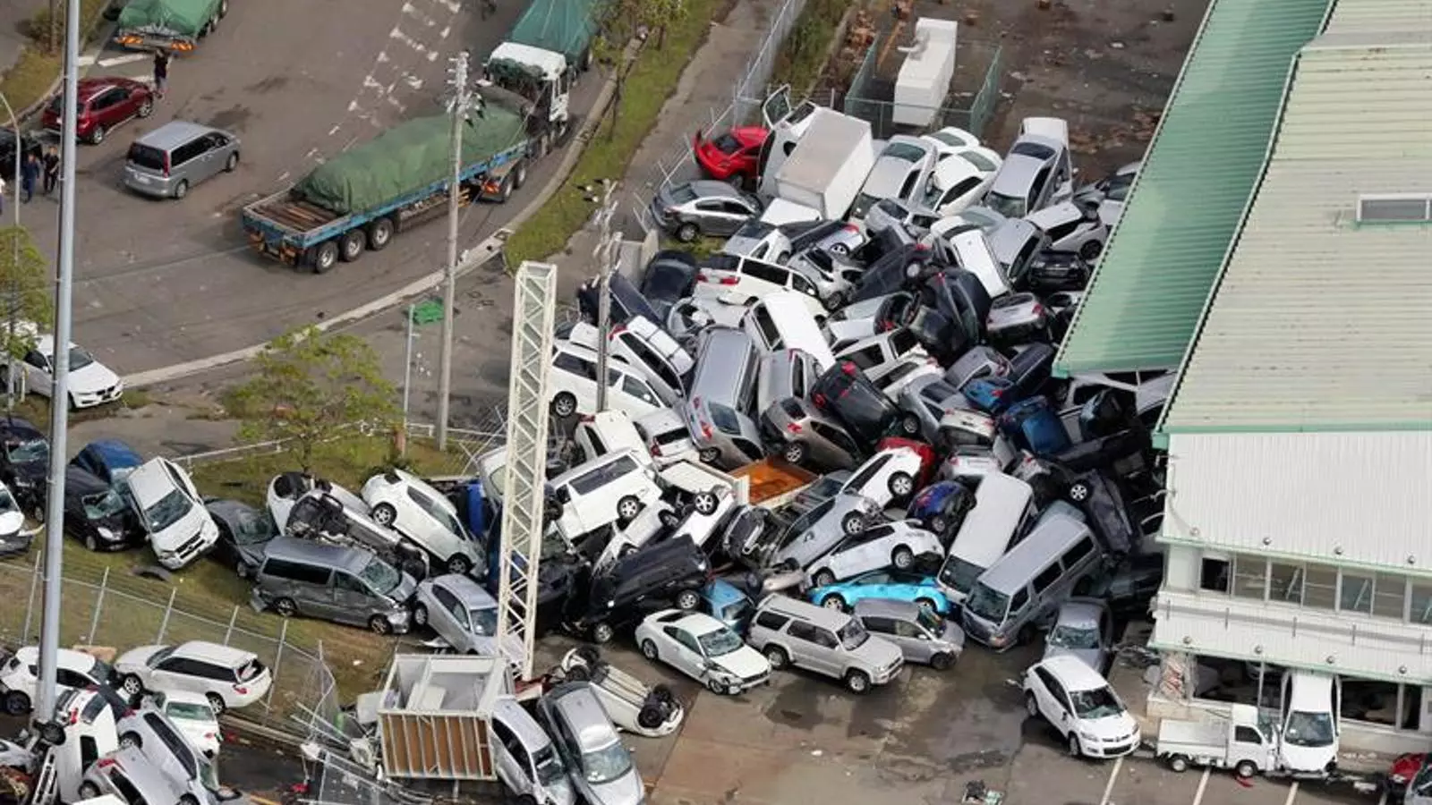Vehicles amuntegats per la força del tifó al seu pas per Kobe