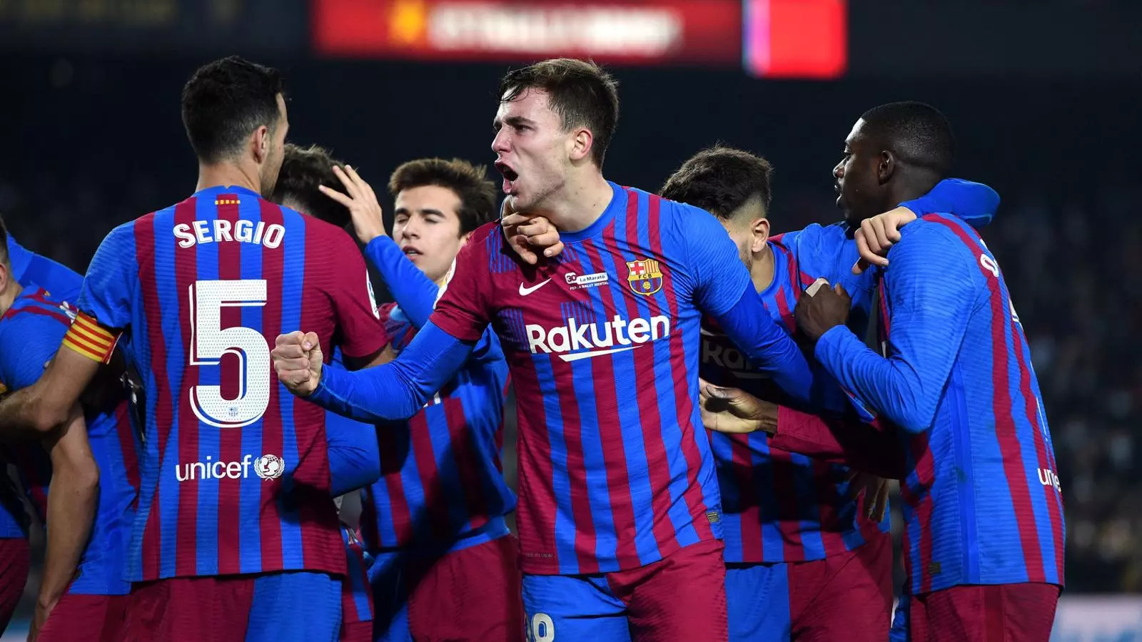 Nico González celebrant un gol amb la samarreta del Barça.