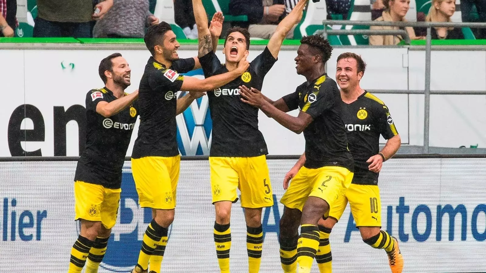 Marc Bartra, dedicant el seu gol a les víctimes de Barcelona i Cambrils