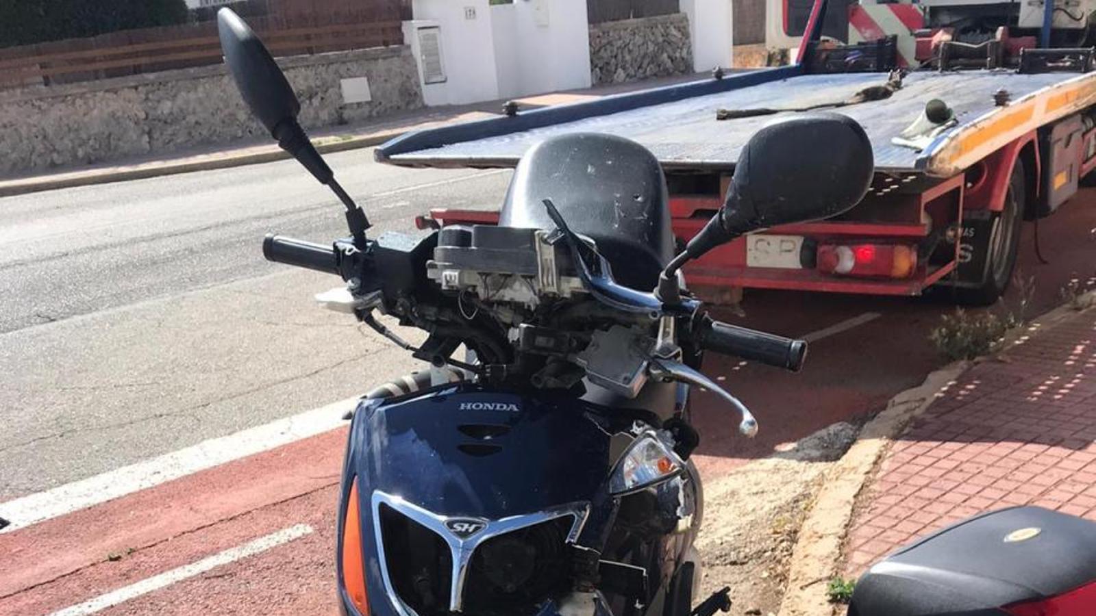 Moto amb matrícula andorra amb la que circulaven els accidentats. / MENORCA.INFO