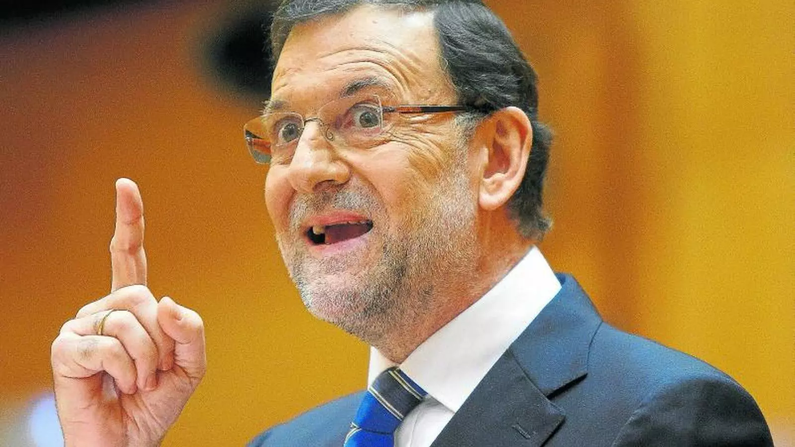 "SIGUES FORT" "Sigues fort", li cridaven ahir els diputats del PSOE a Rajoy al Senat. És la frase que el president havia escrit en un SMS a Bárcenas.