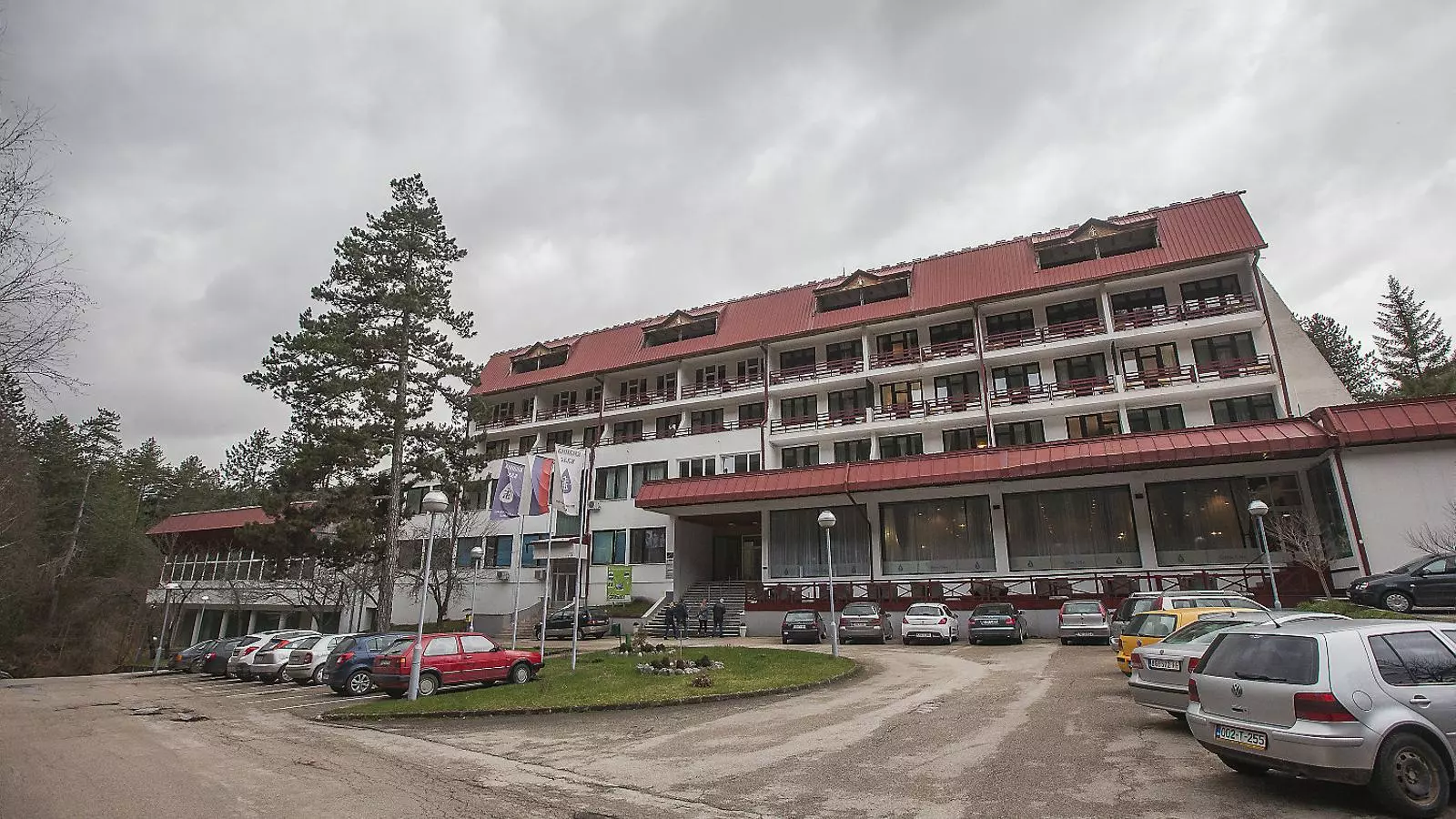 01. Façana actual de l’hotel Vilina Vlas. 02. Meliha Merdjic, en un moment de l’entrevista. 03. Imatge general de Visegrad.
04. Plafó amb retalls de premsa de botxins i víctimes, que ha recollit l’Associació de Dones Víctimes de la Guerra.