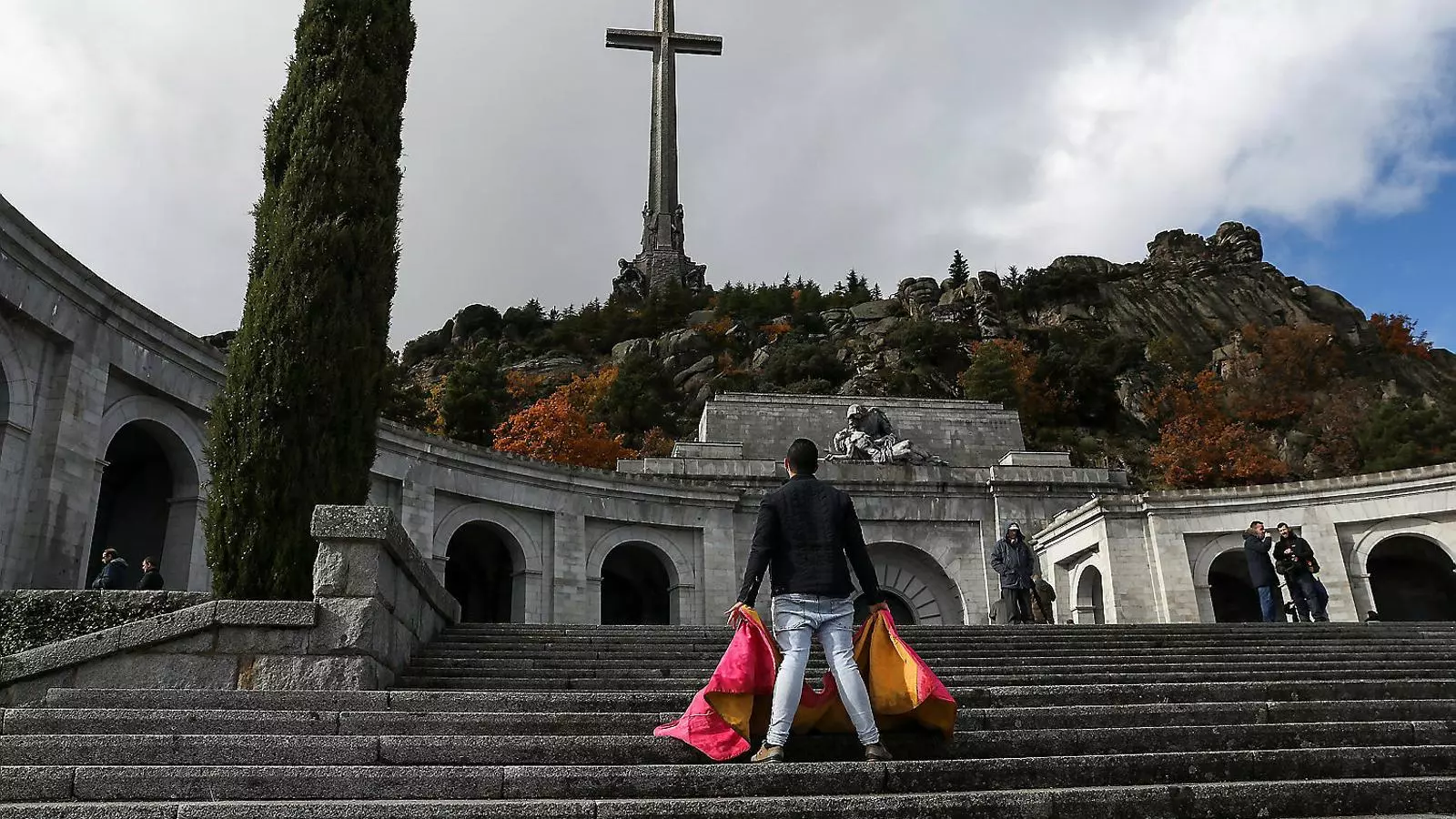 Un home amb una capa de torero el novembre passat al Valle de los Caídos.