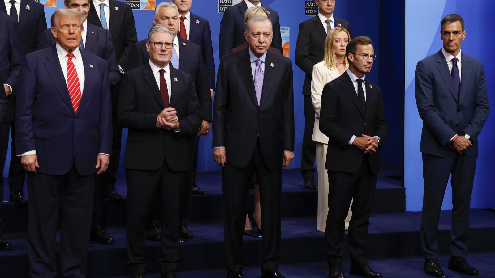 El presidente del gobierno español, Pedro Sánchez, y el presidente norteamericano, Donald Trump, durante la foto de familia de la cumbre de la OTAN en La Haya.
