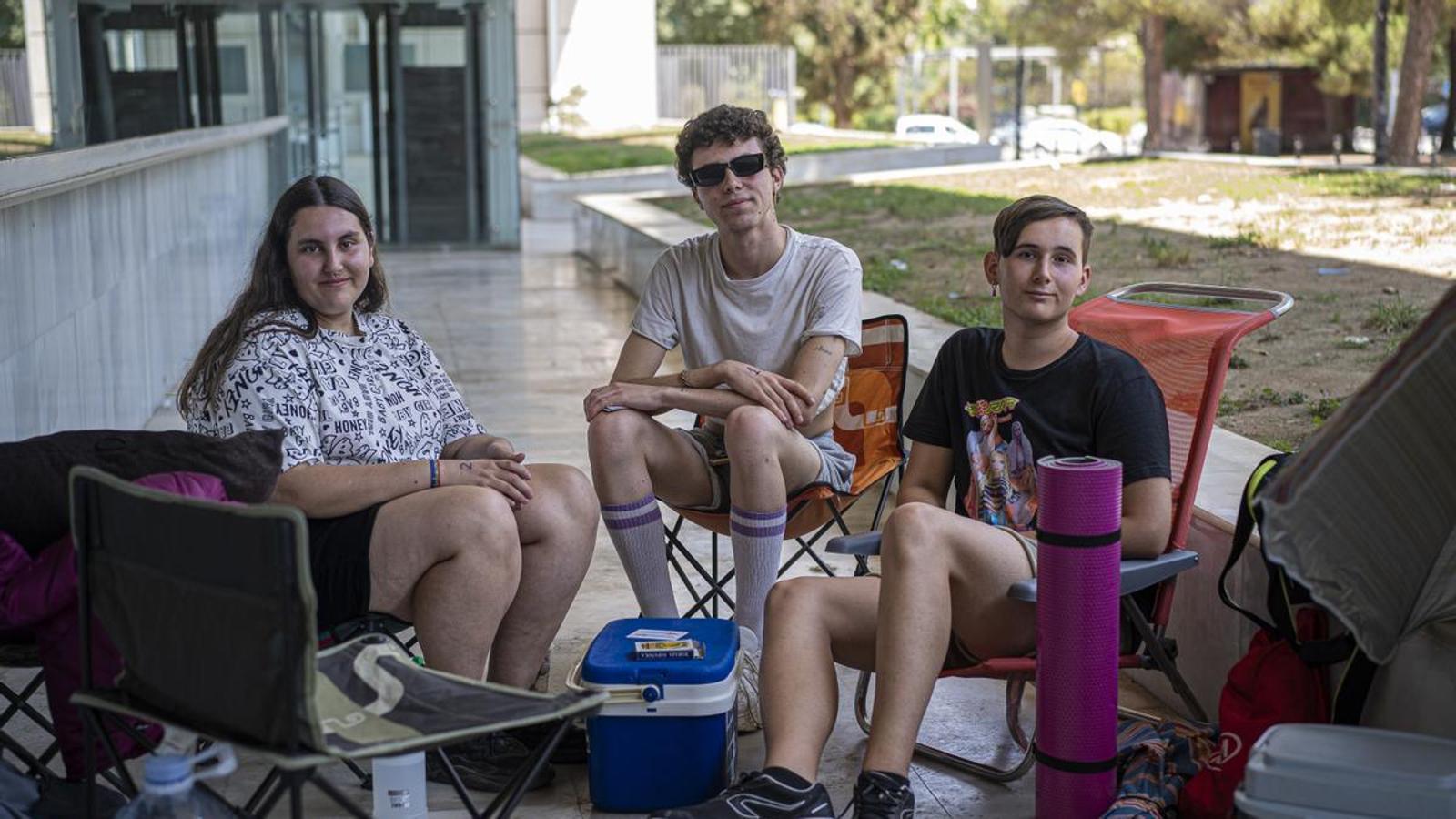 Idoia Garcia, Eric Fernández i Isaac Manero, fans de la Rosalia acampen a les portes del Palau Sant Jordi tres dies abans del seu concert a Barcelona durant la gira Motomami. Fent cua per conseguir les millors posicions a pista pel concert. Menjen productes brossa del Mercadona i demanen menjar de deliveroo a través de glovo. Dormen amb un matalas inflable i esterilles. Els molesten molt les mosques i la calor. Segons expliquen. Un porta un tatuatge que posa "saoko", una de les cançons del nou disc de la Rosalia. Foto: PAU DE LA CALLE / Diari ARA