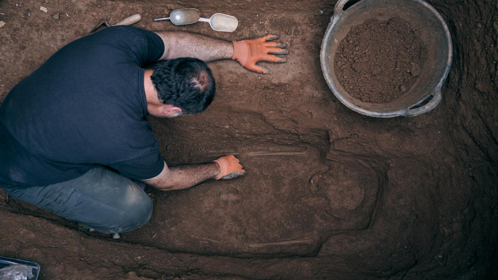 El arqueólogo y responsable de la excavación, Jordi Roig, en la tumba