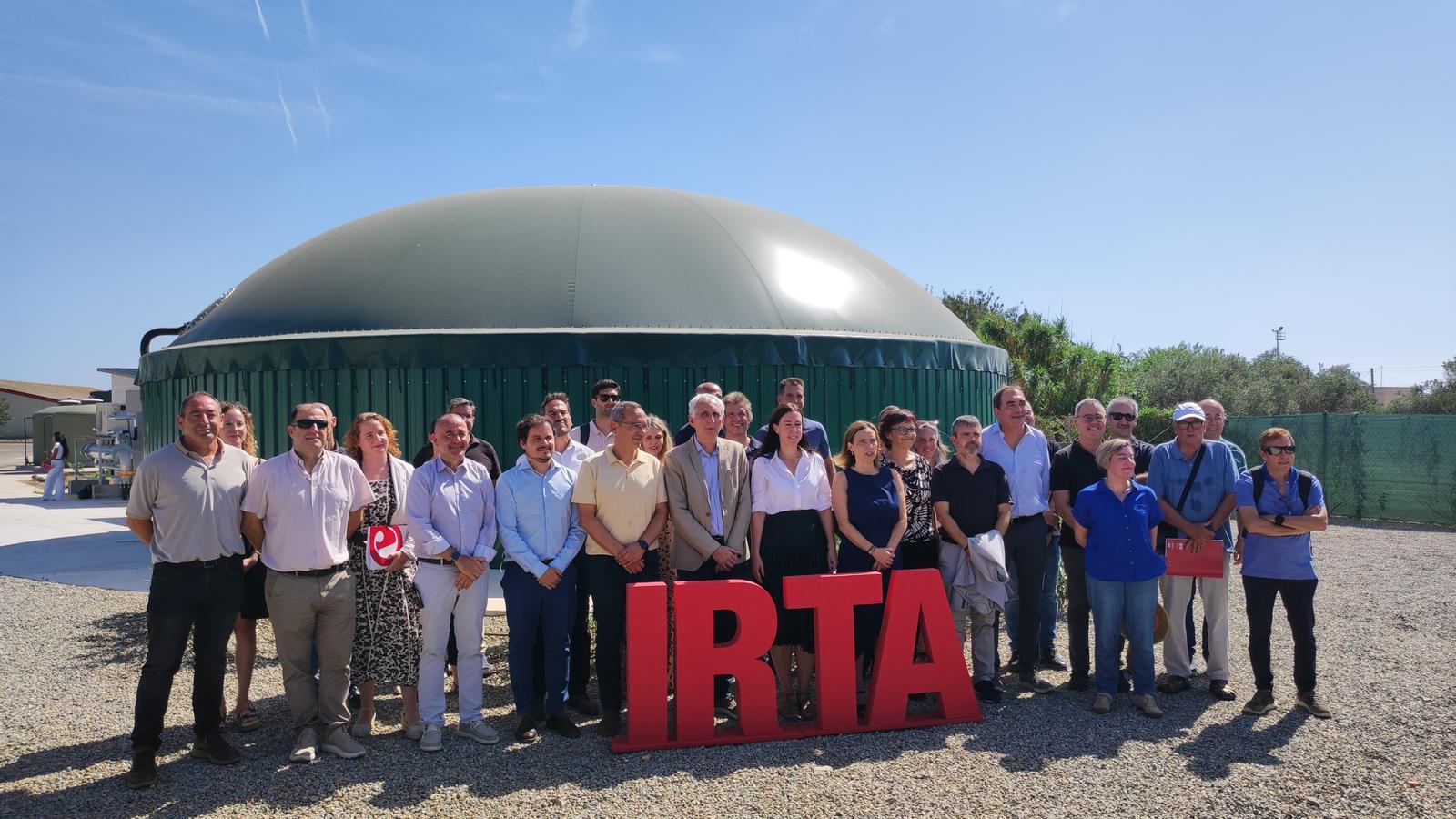 The biogas plant of Constantí, with those responsible for the IRTA and the general director of Agriculture