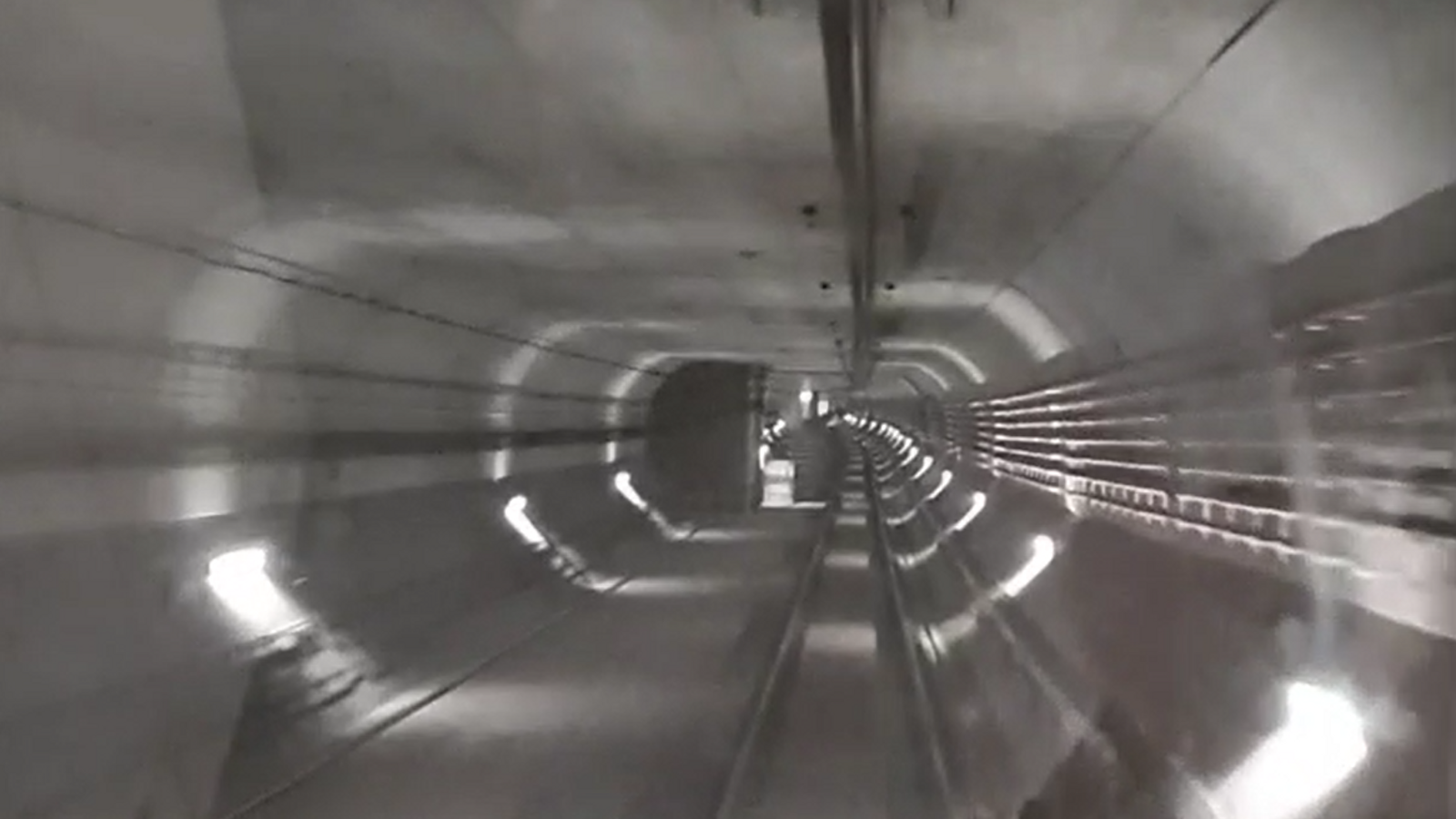 Vídeo del túnel de la L10 just abans de la sortida a l'exterior, a la Zona Franca