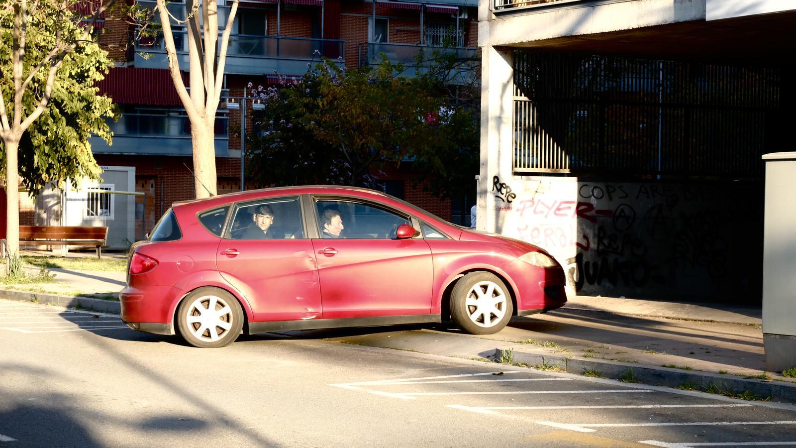 En Pepe llegando a su casa en coche con su familia, este jueves.