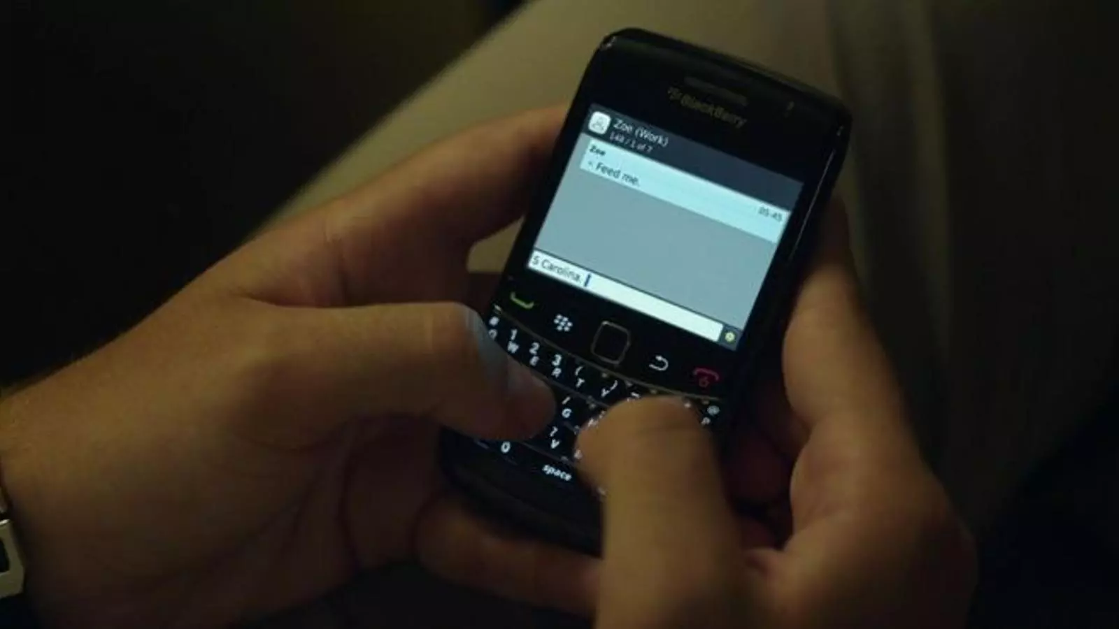 Blackberry bold que se puede ver al episodio 3 de 'House of cardos'