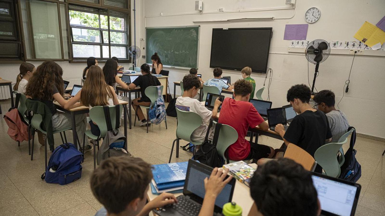 Students of the La Sedeta Institute, in class with fans.