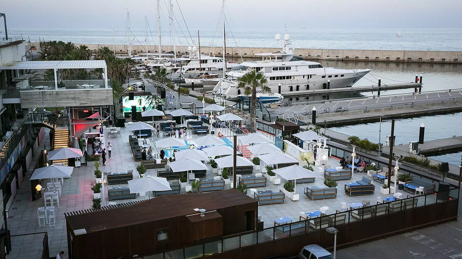 Imatge de la discoteca Go Beach Club, al Fòrum de Barcelona, que ja ha tornat a l’activitat després del confinament.