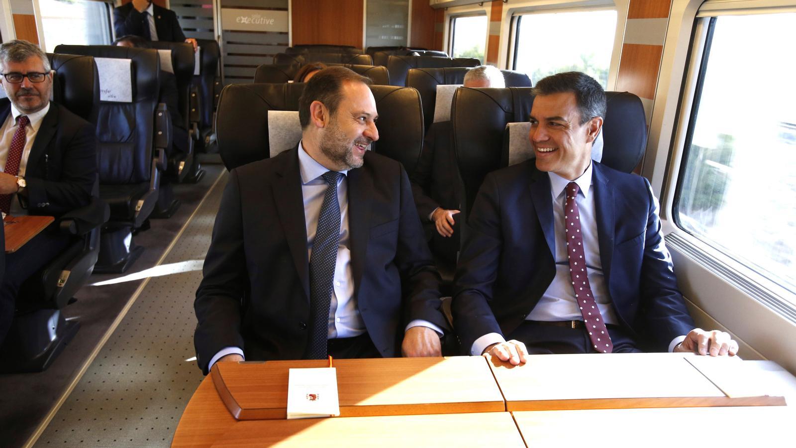 Pedro Sánchez y José Luis Ábalos en la inauguración del Ave Madrid - Granada en 2019