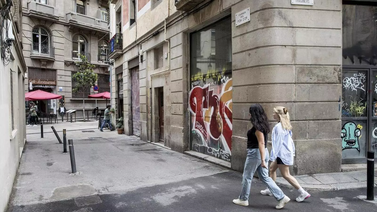 Vista del carrer del Pom d’Or des de la plaça dels Traginers.