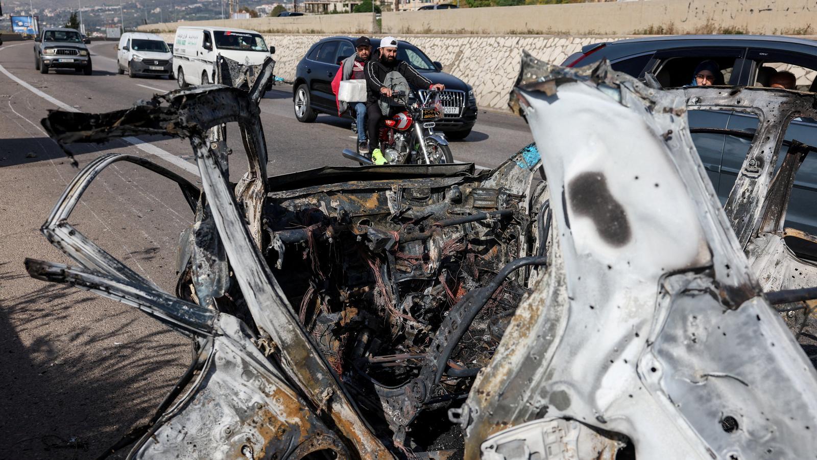 Destrozos provocados por un ataque israelí este sábado en Saadiyat, una ciudad del Líbano a 20 kilómetros de Beirut.