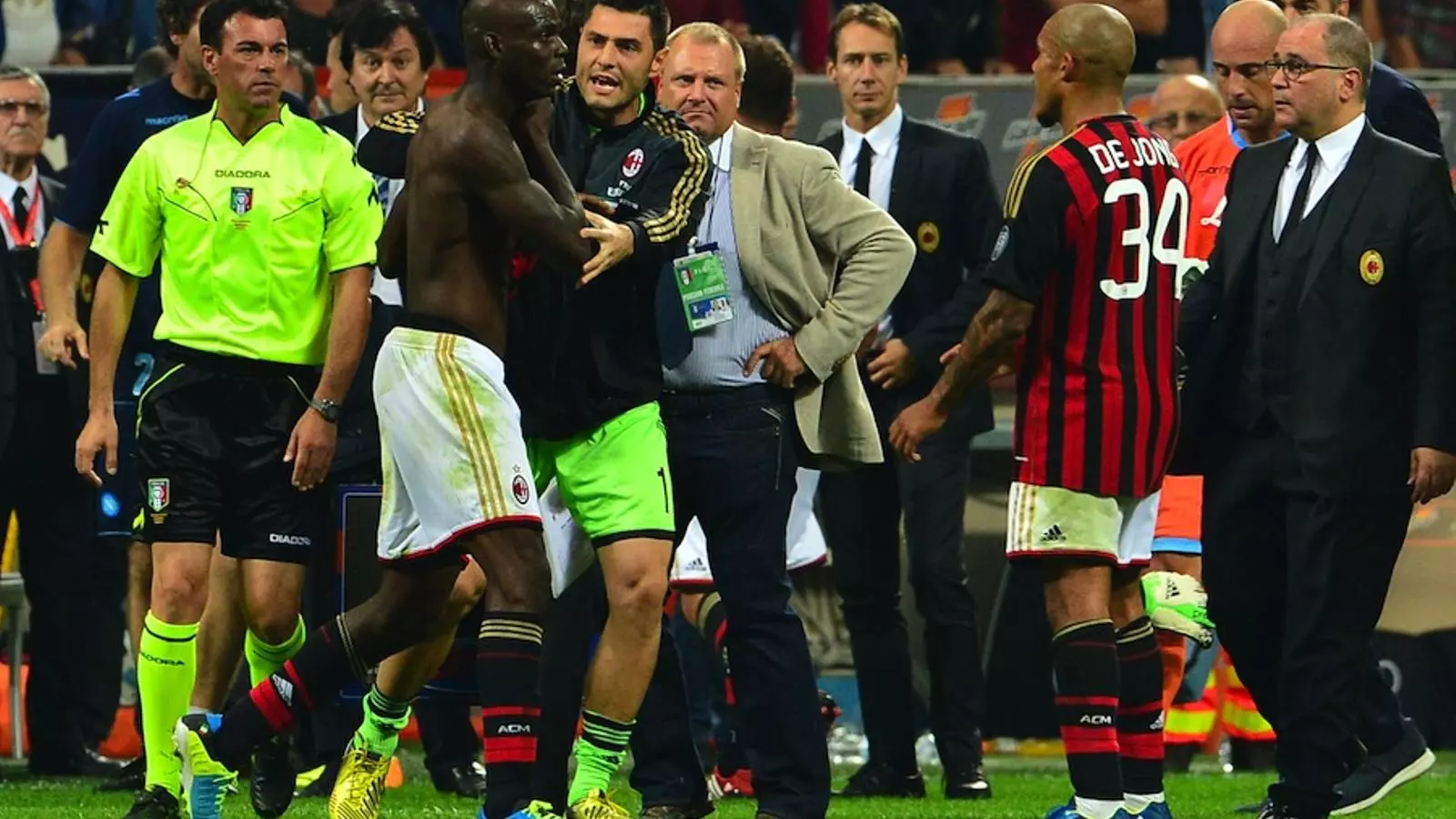 Balotelli escridassa l'àrbitre després de ser expulsat