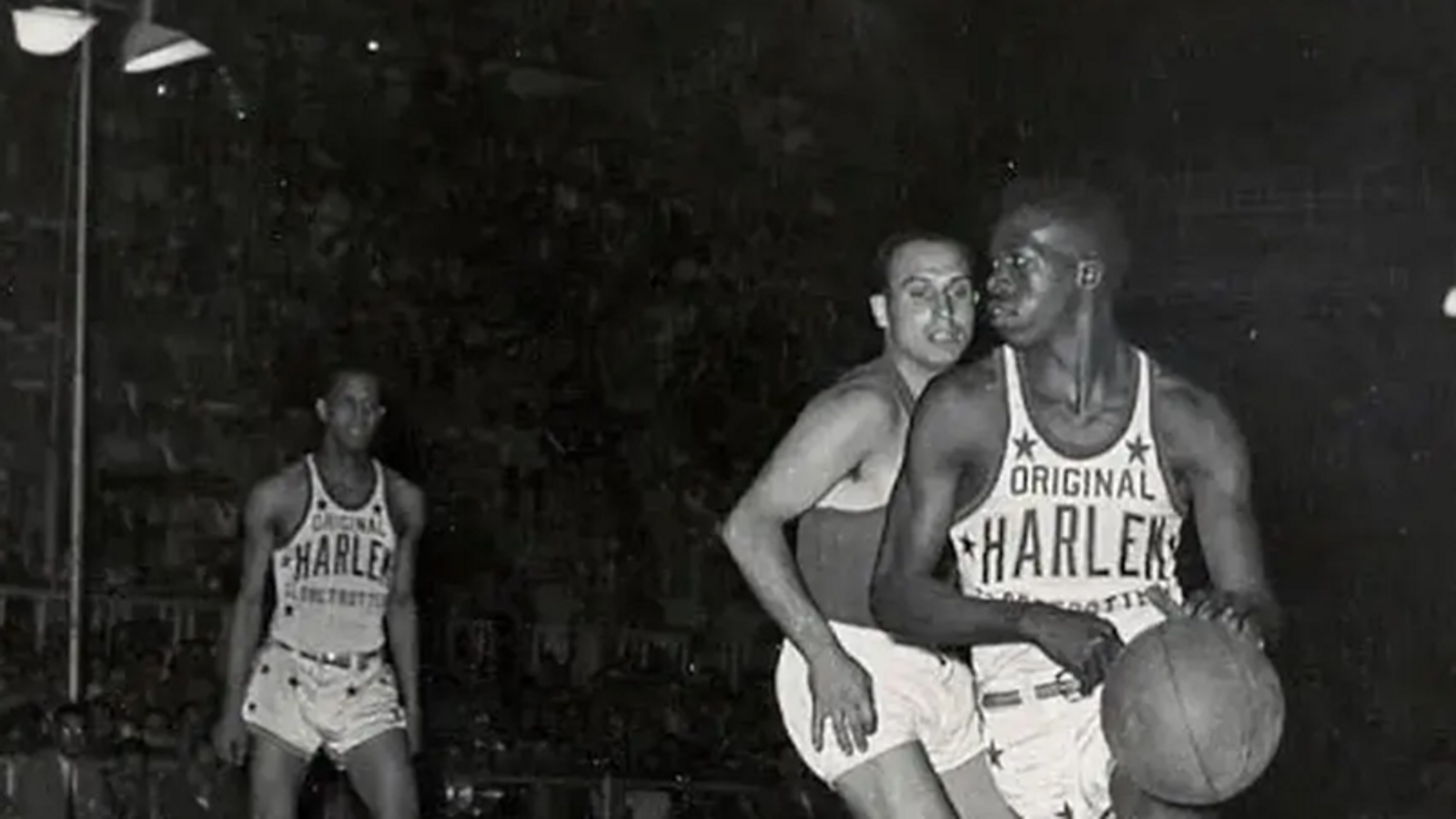 Imagen del NO-DO de los Globetrotters en los años 50 en una de sus visitas a España, en la imagen con el jugador español Marcel·lí Maneja i Granell.