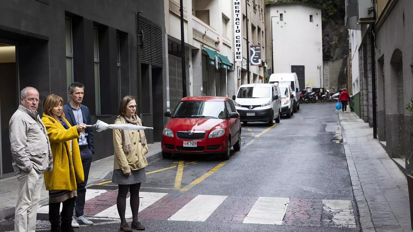 Els cònsols d'Andorra la Vella, Conxita Marsol i David Astrié, durant la visita al carrer la Llacuna.