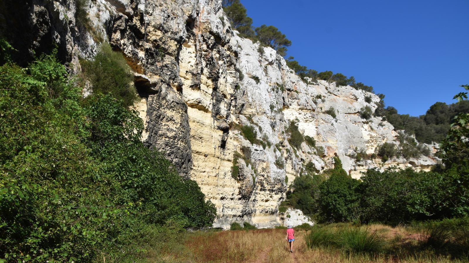 Die Sicht auf die Schlucht von Algendar von ihrem Inneren aus ist immens spektakulär, eine tiefe und intensive Kulturlandschaft.