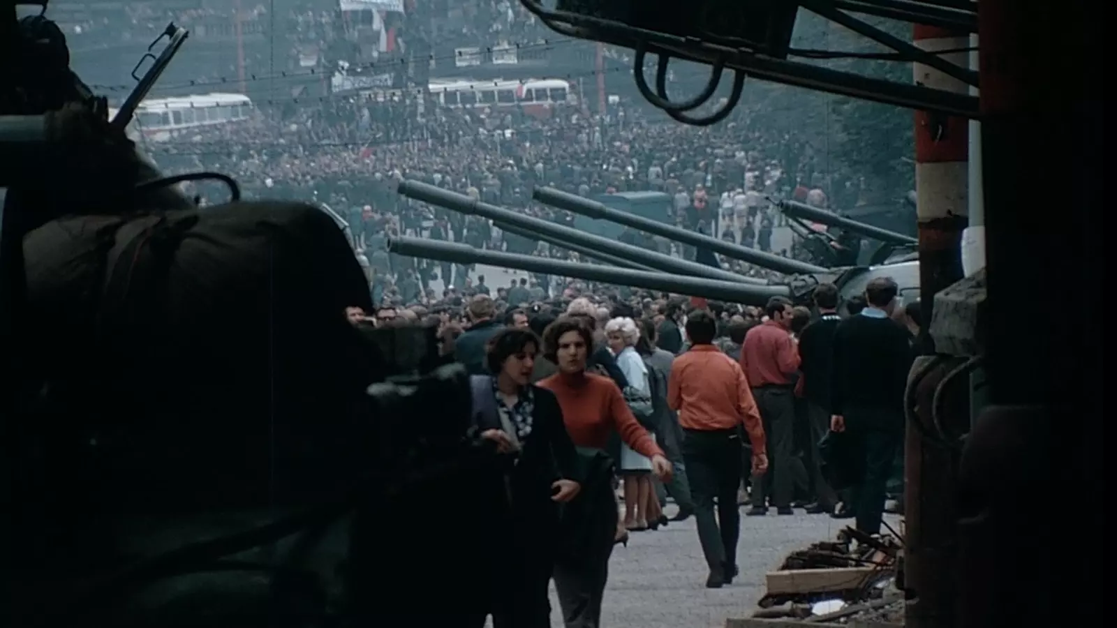 Els ciutadans de Praga es varen llençar al carrer per intentar detenir els tancs russos l'agost de 1968.