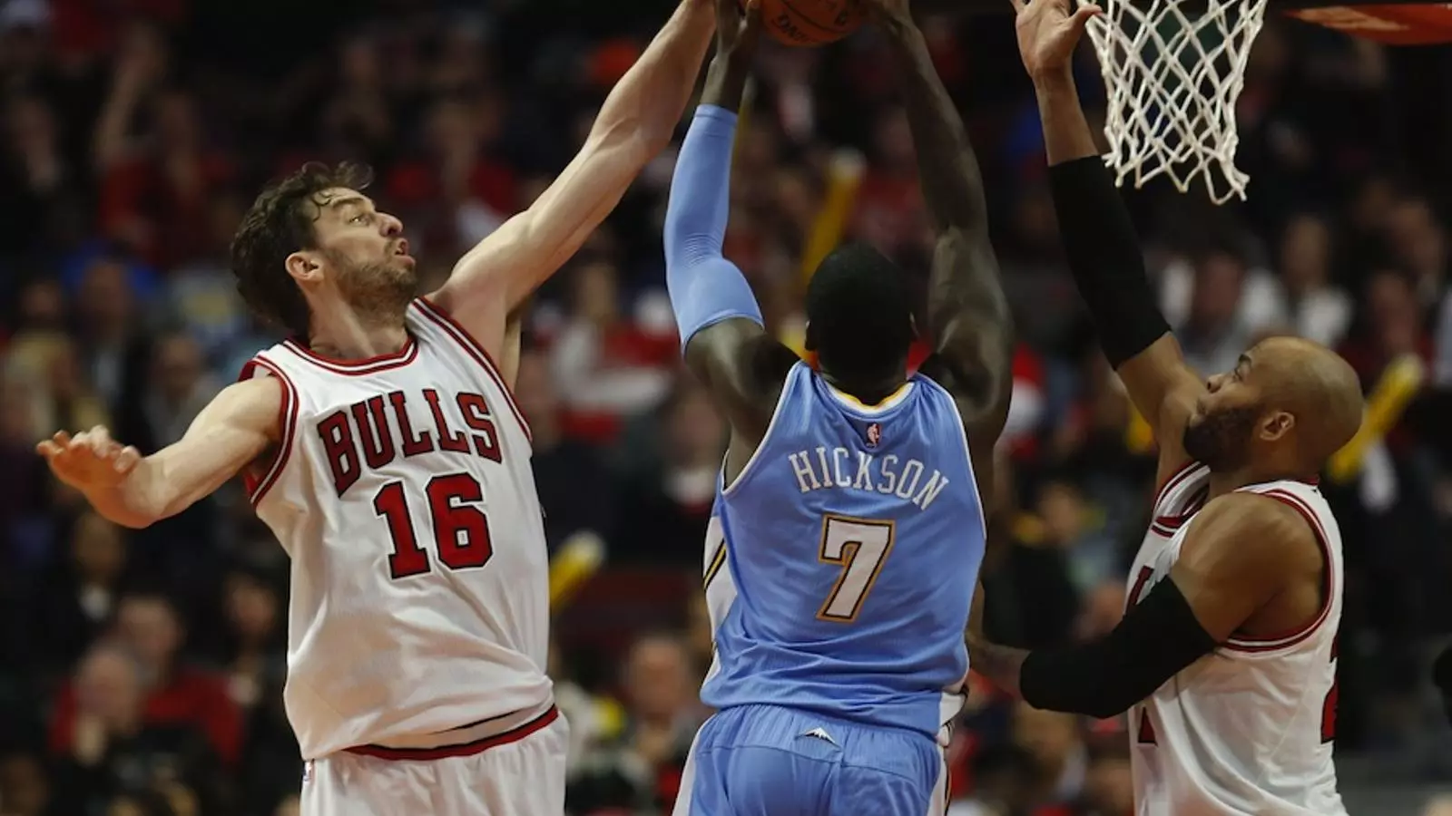 Pau Gasol, en una acció del partit contra els Nuggets / KAMIL KRZACZYNSKI / EFE
