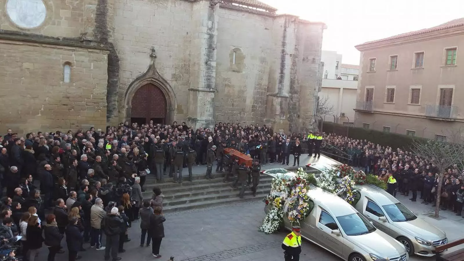 Centenars de persones han acudit al funeral pels dos Agents Rurals, entre ells el President de la Generalitat, Carles Puigdemont