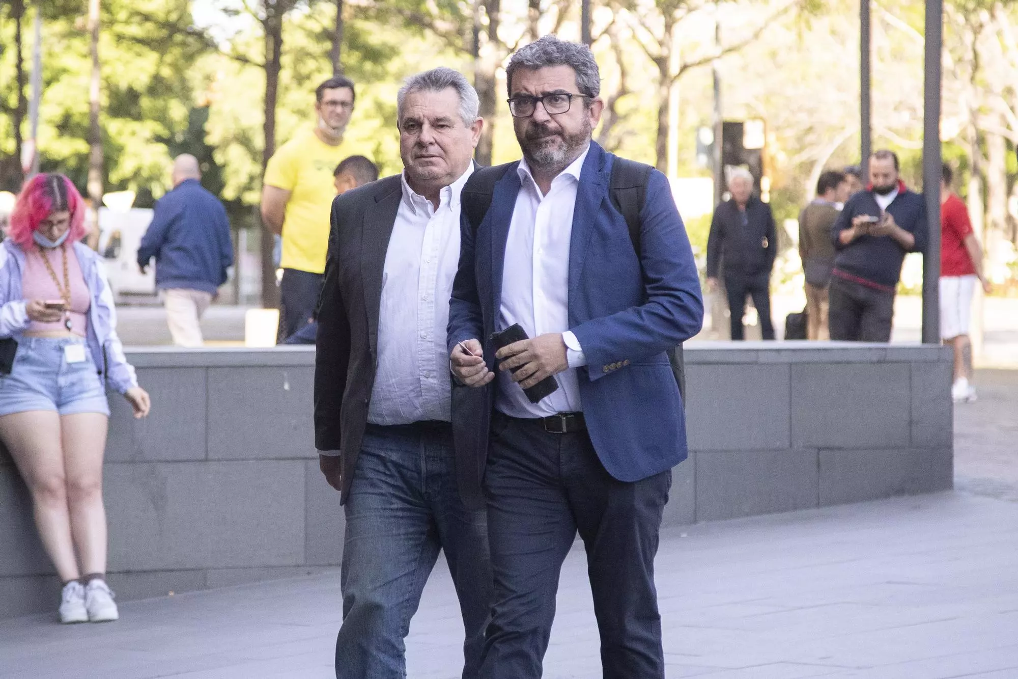 Víctor Terradellas a l'esquerra, a la ciutat de la justícia