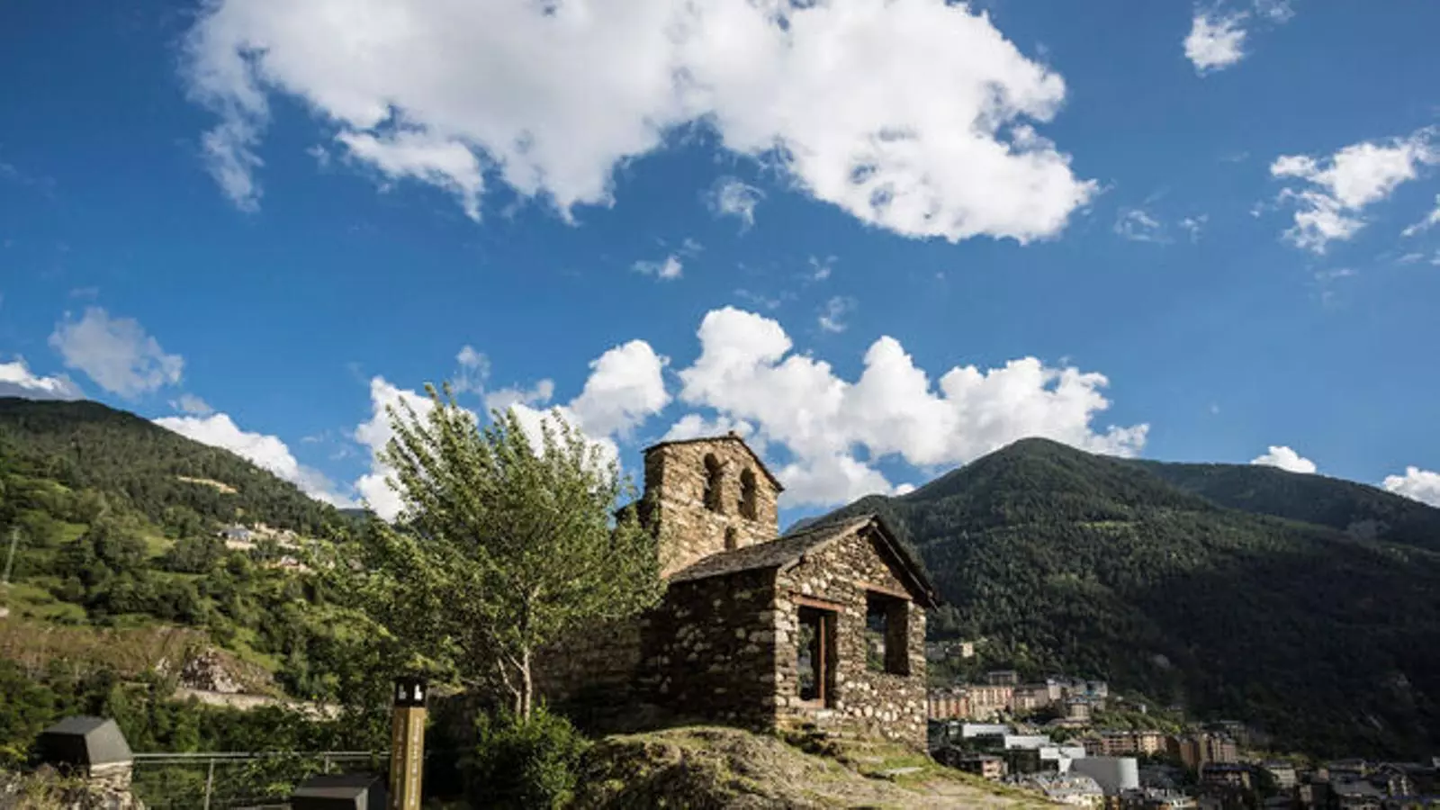 L'església de Sant Romà de les Bons.