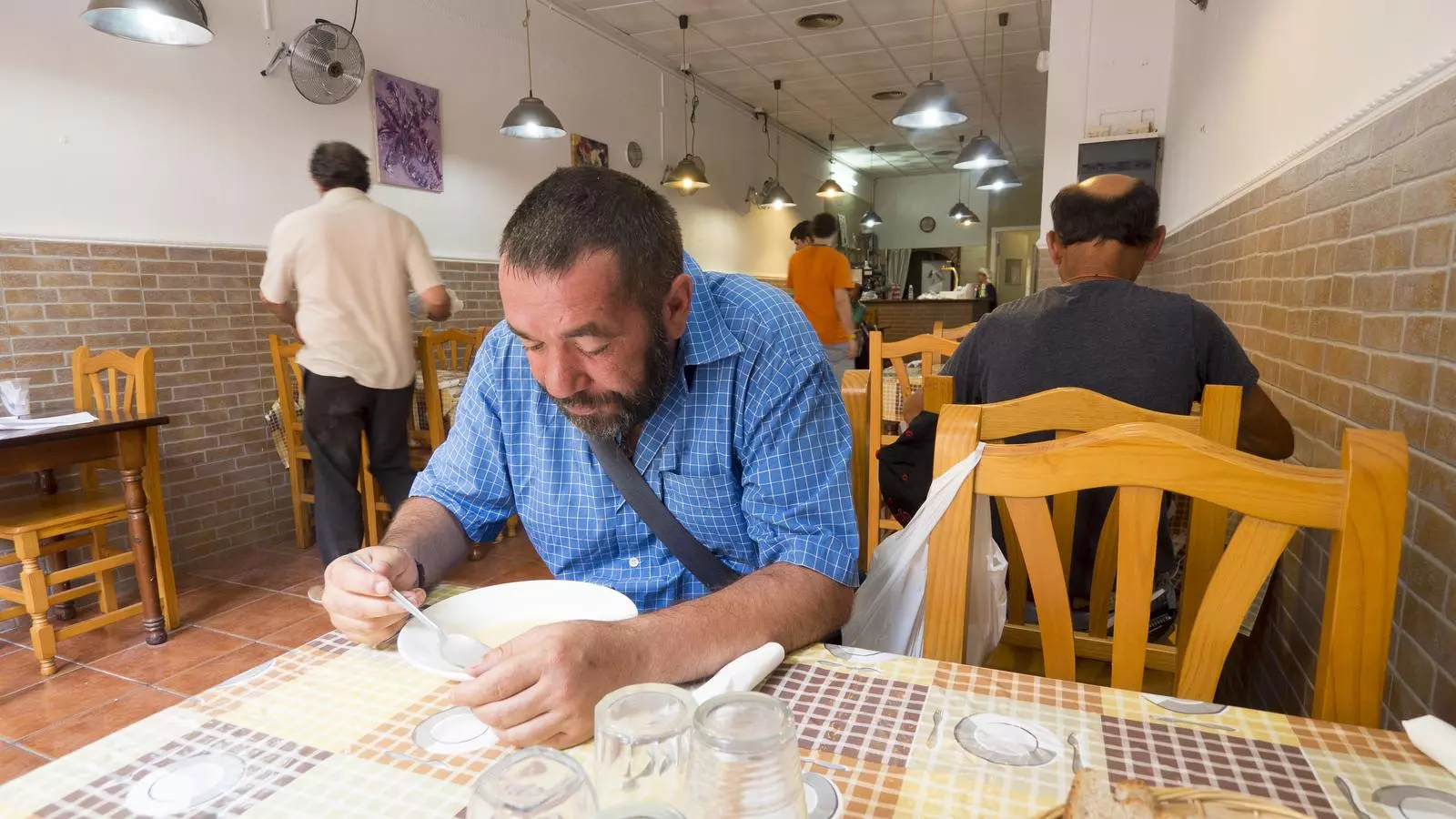 Entre les persones que dinen al menjador de Taula Amiga, gestionat per Formació i Treball, hi ha en Samuel, que ja fa uns mesos que no viu al carrer. / TJERK VAN DER MEULEN