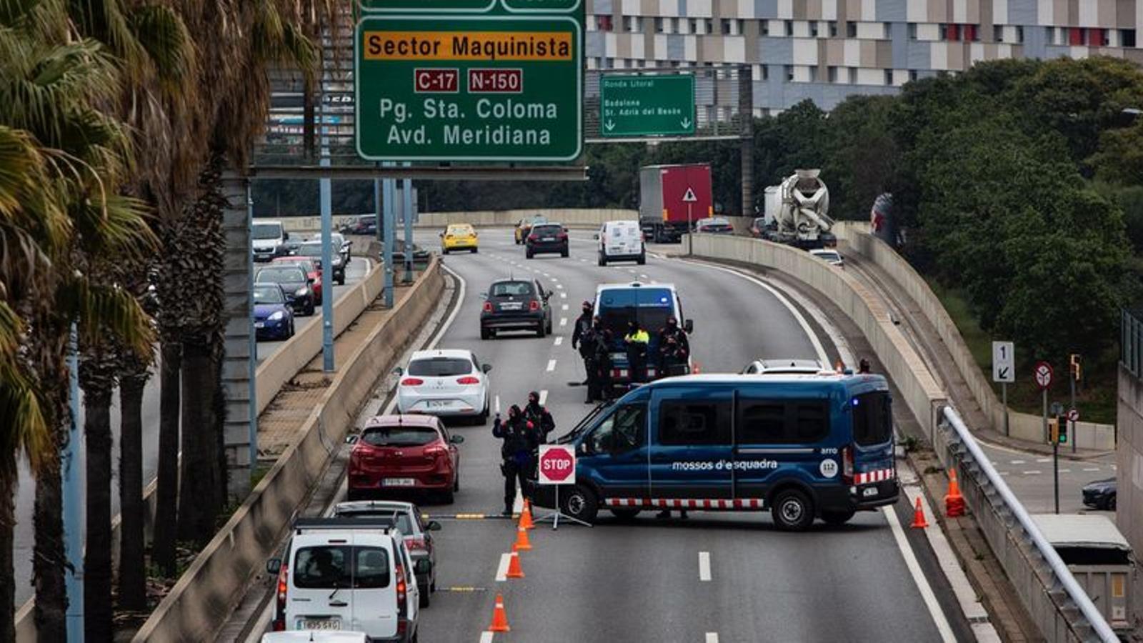 A control of the Mossos in Barcelona for the mobility of covid .