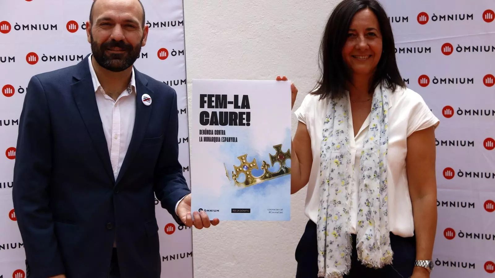 El vicepresident d'Òmnium, Marcel Mauri, i la doctora en Dret i experta en drets humans Neus Torbisco mostren el cartell de la campanya de l'entitat