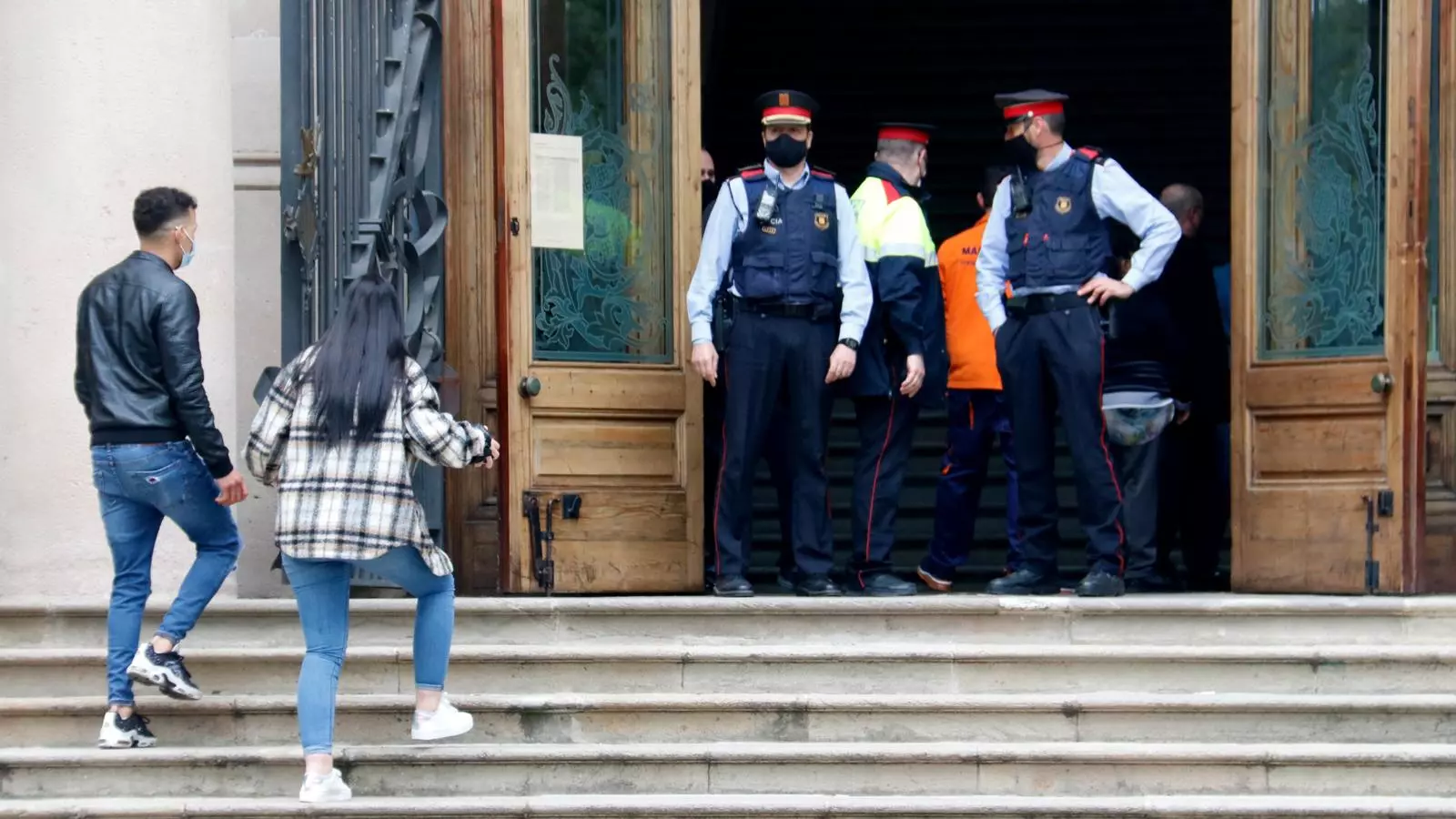Uno de los acusados entrando en la Audiencia de Barcelona.