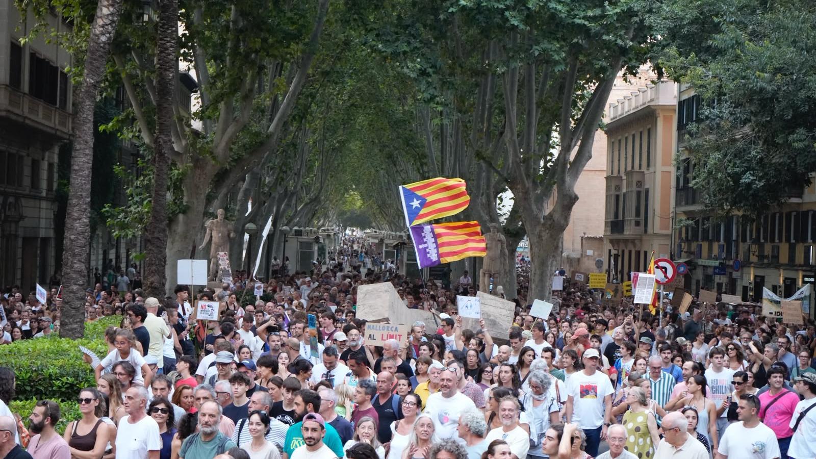 Una onada humana desborda Palma per exigir límits a la saturació turística