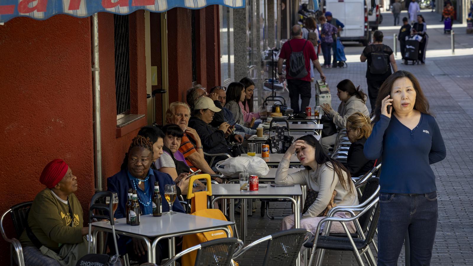 A group of people on a terrace in the Fondo neighborhood of Santa Coloma de Gramenet.