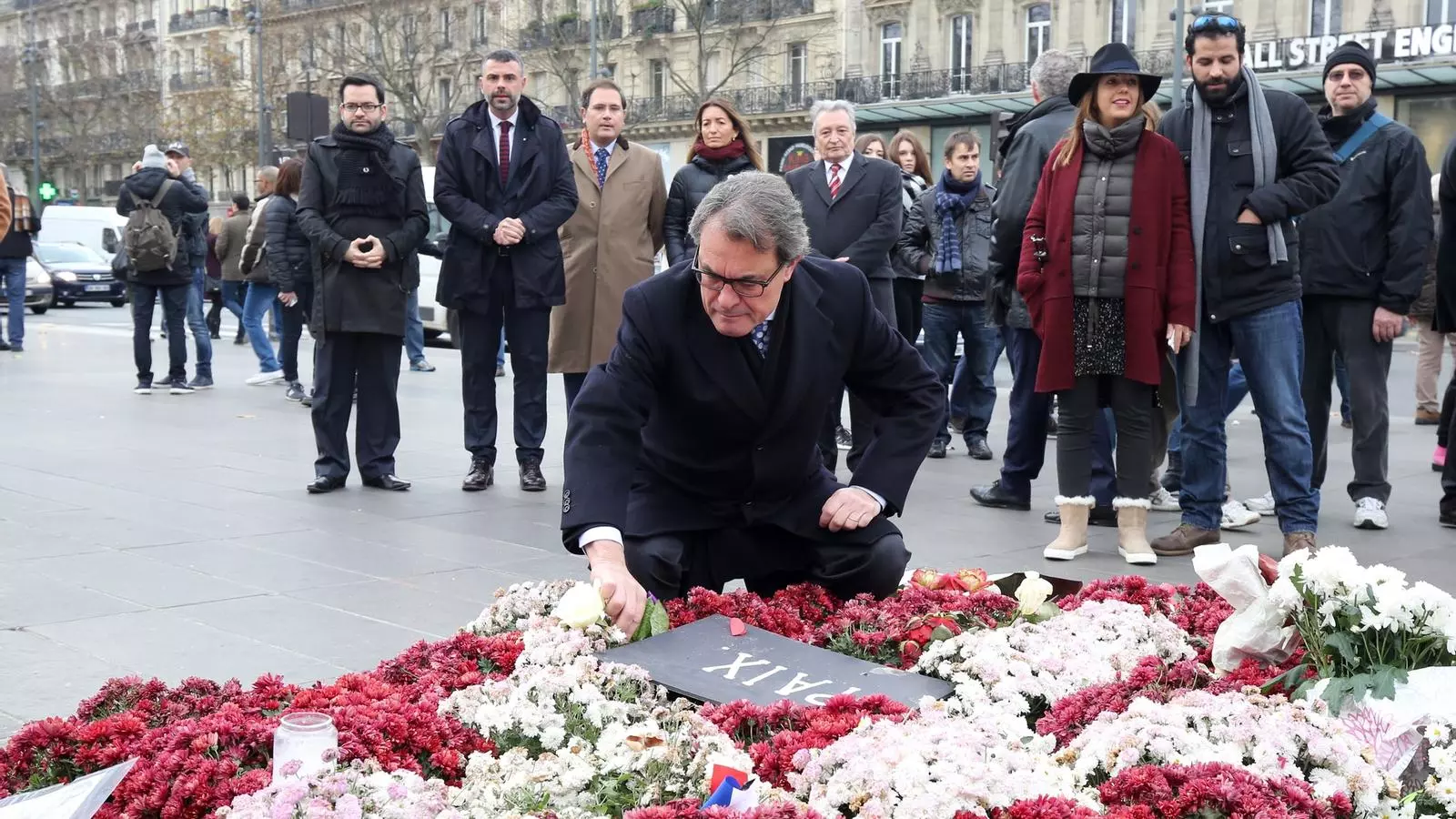 Artur Mas ha realitzat una ofrena floral a les portes de la sala Bataclan en homenatge a les víctimes dels atemptats de París / ARA