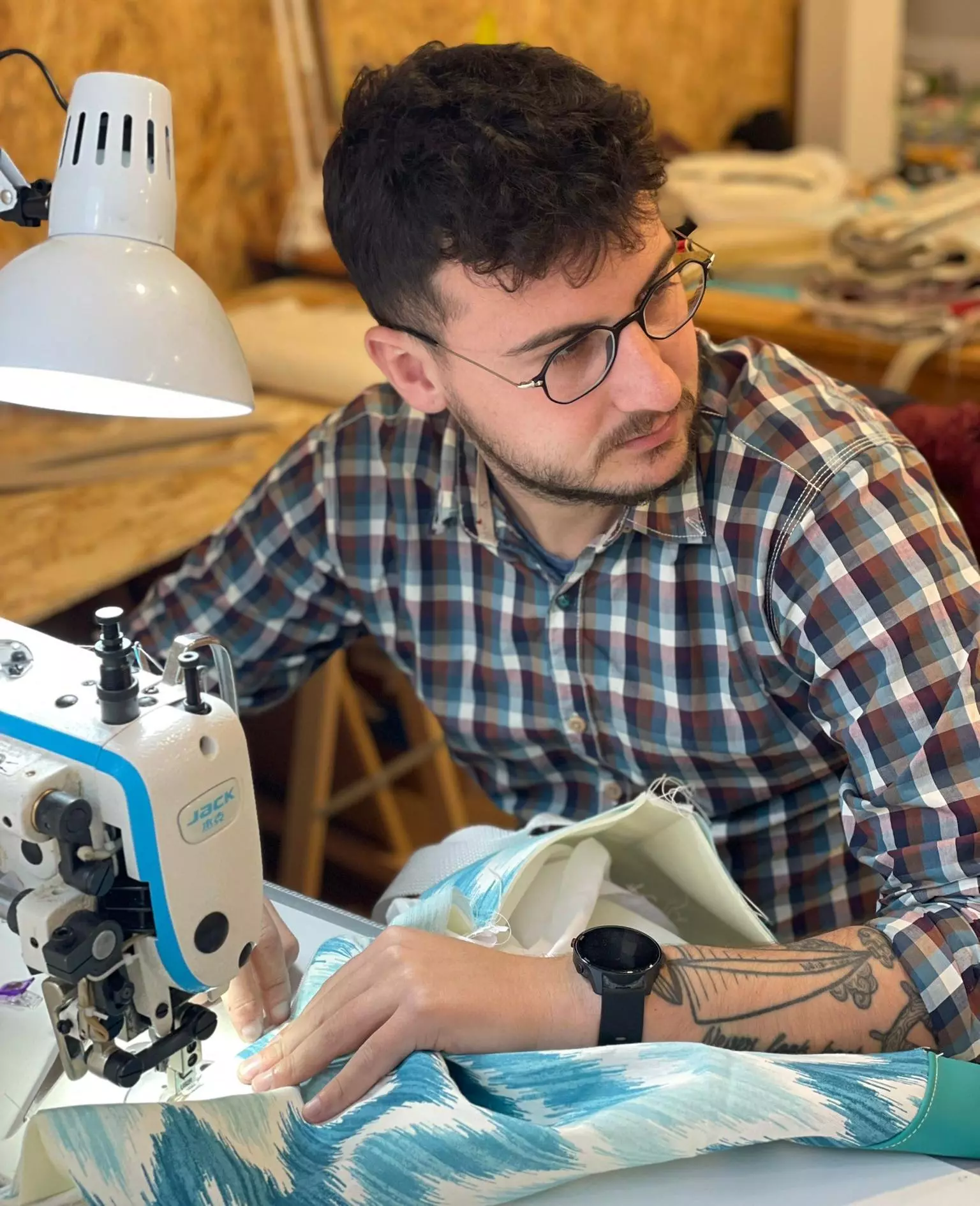 Adrià Sancho Oliver en el seu taller.