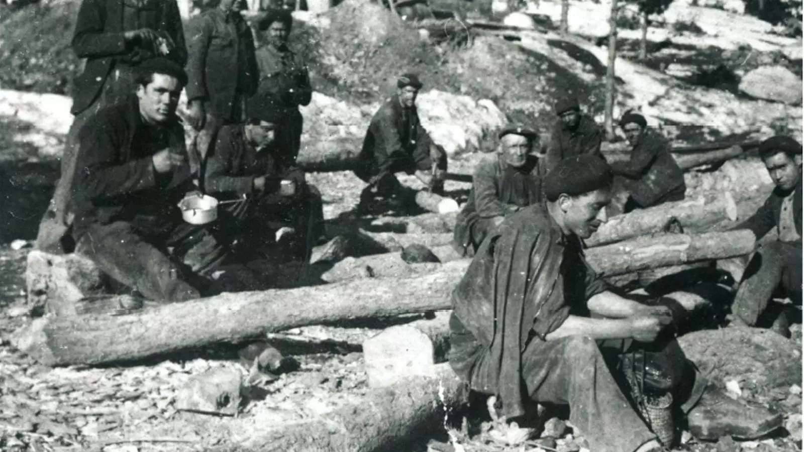 Miners dinant davant els barracons a Coll de Vallcebre