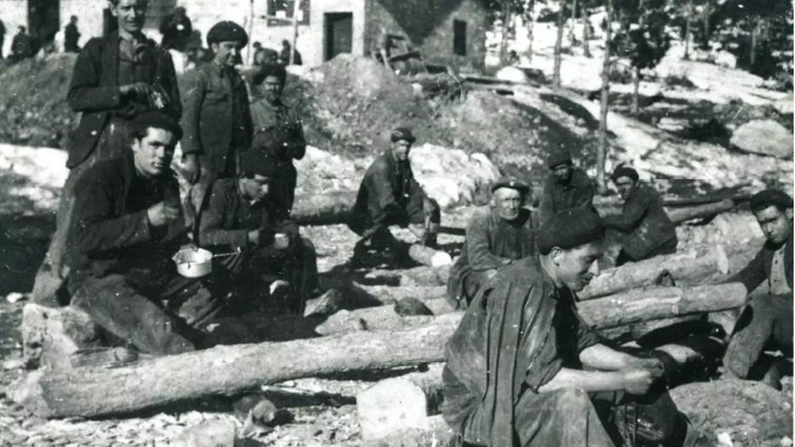 Miners dinant davant els barracons a Coll de Vallcebre